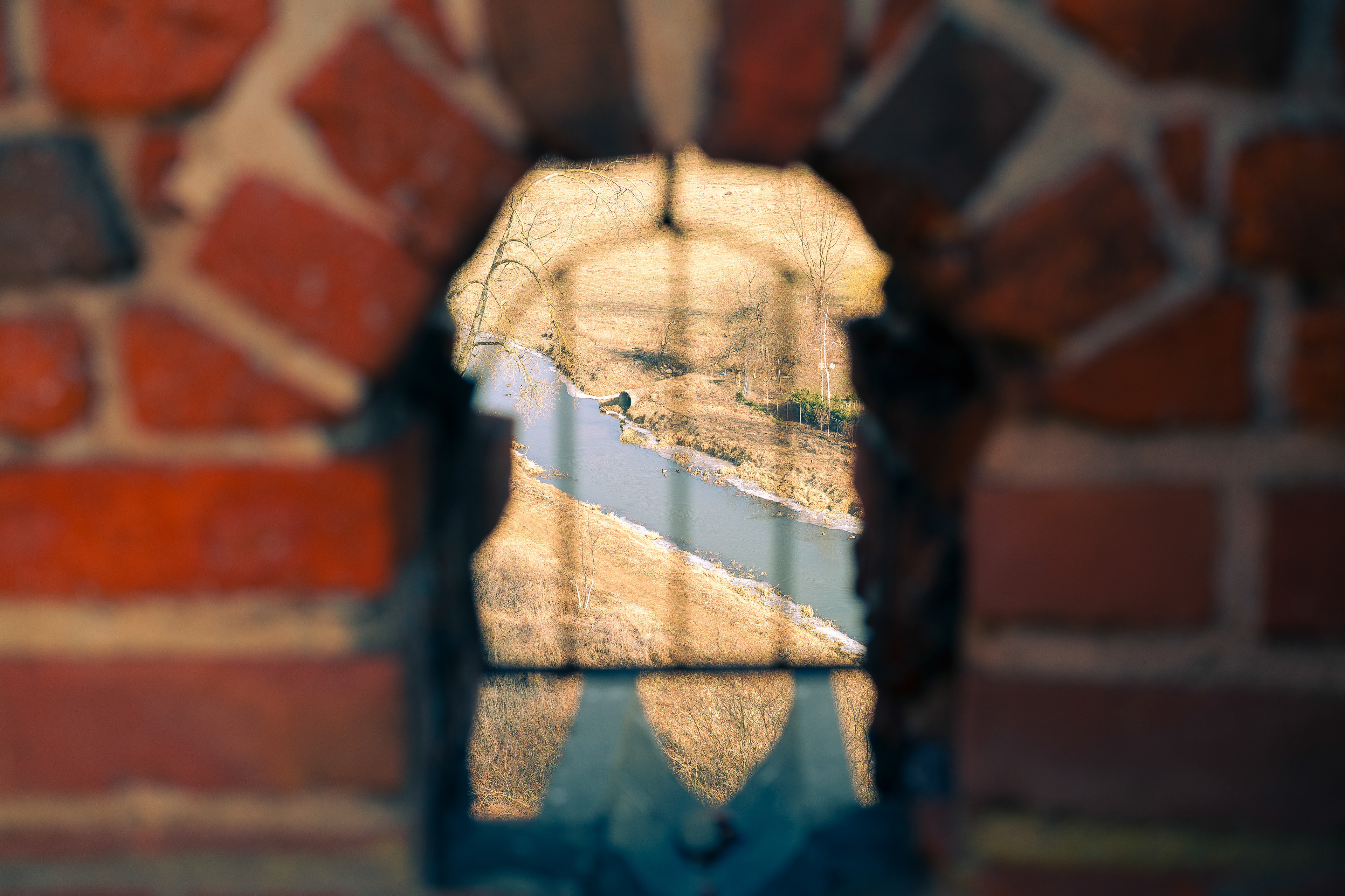 Widok z baszty więziennej na rzekę Łydynię