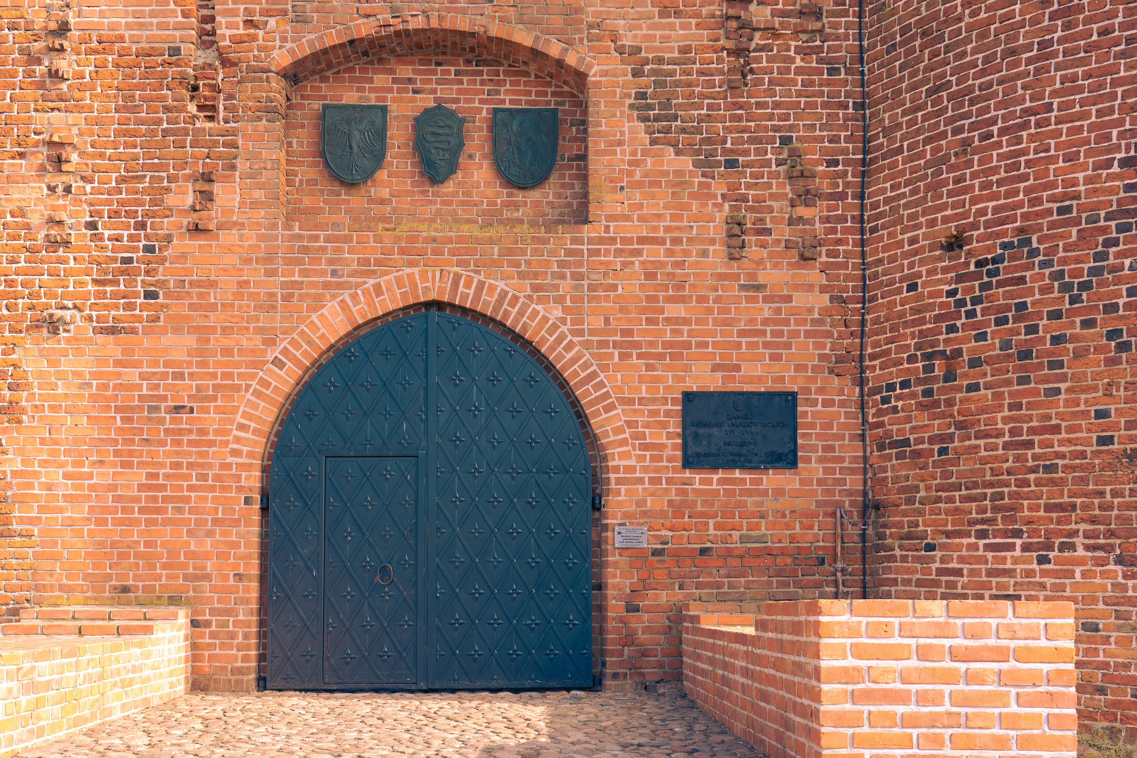 Brama zachodnia - widok z zewnątrz