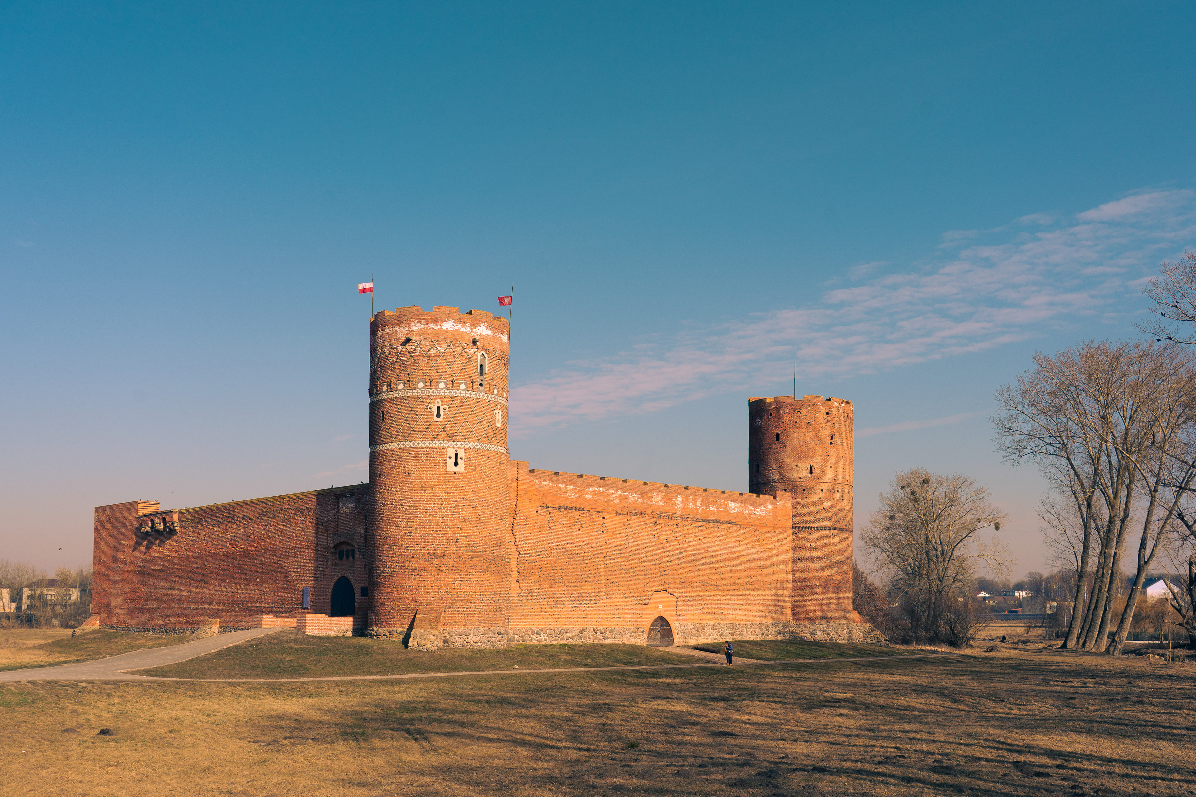 Widok na mury zamku od ulicy Zamkowej.