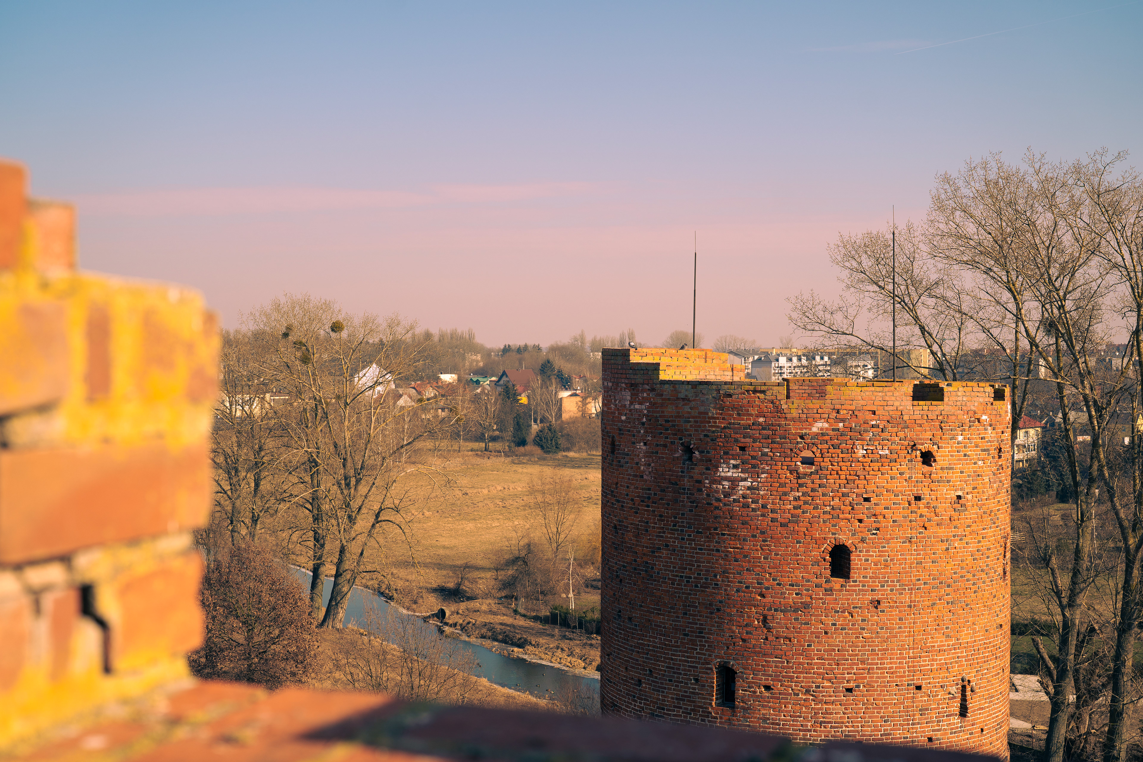 Widok z baszty zachodniej na basztę więzienną