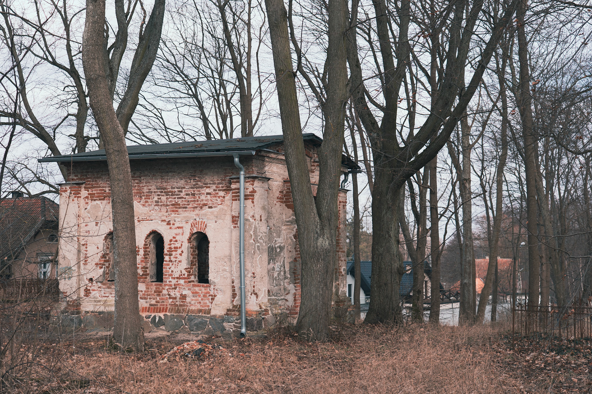 Widok na kapliczkę Rutkowskich od strony wejścia na cmentarz