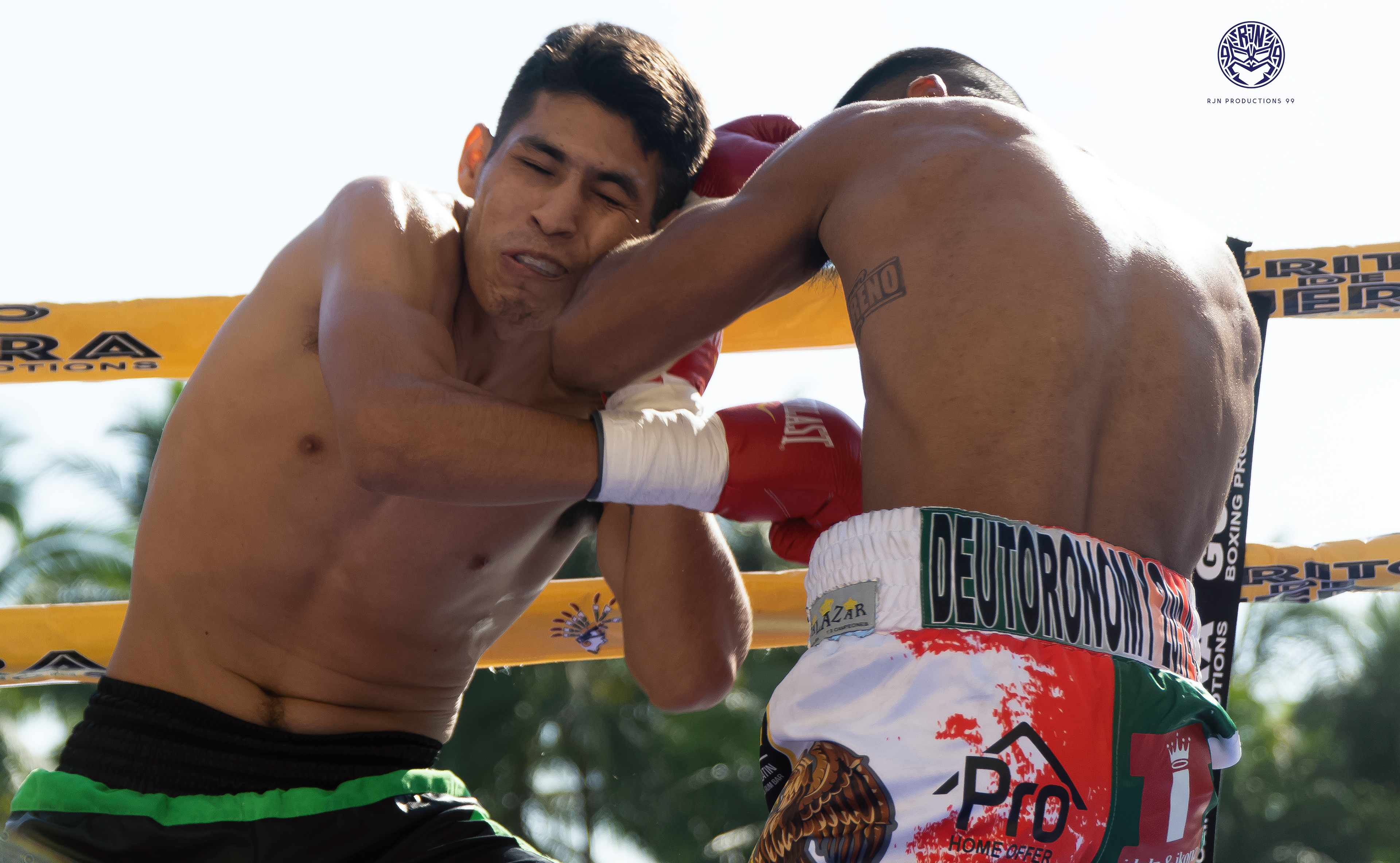 "El Moreno" doing some major damage to his opponent.