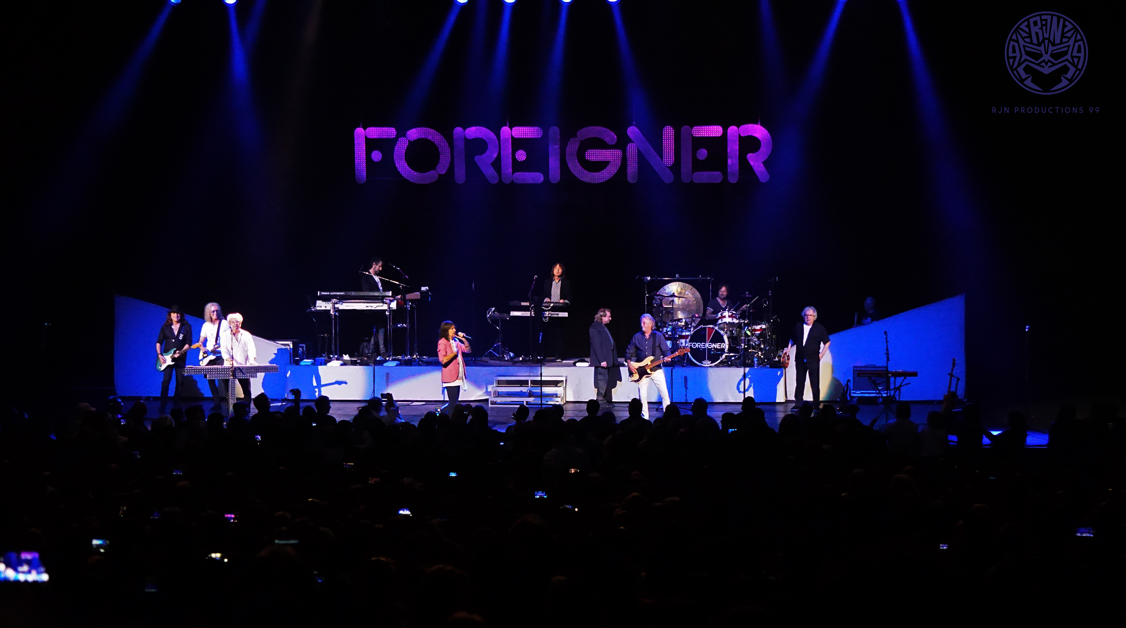 The Rock Band FOREIGNER singing Hot Blooded