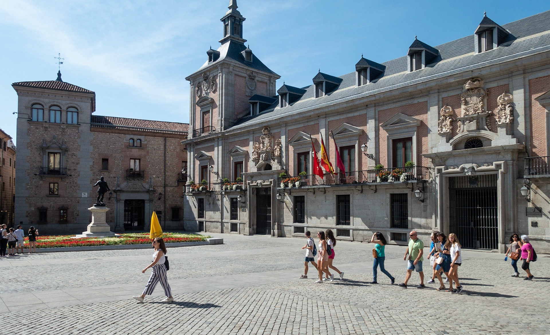 Tour group, Plaza de La Villa, Madrid, 2018