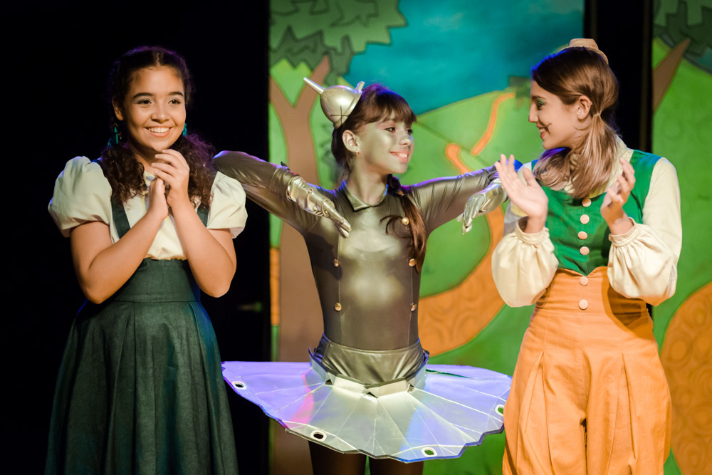 A Trupe Trabalhe Essa Ideia fez uma releitura do clássico O Mágico de Oz com atrizes mirins