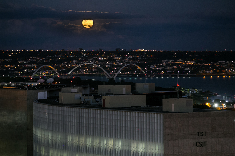 Lua cheia vista do terraço do TSE (Tribunal Superior Eleitoral)