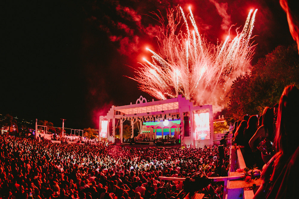 Público comparece em peso no complexo do Na Praia para curtir shows