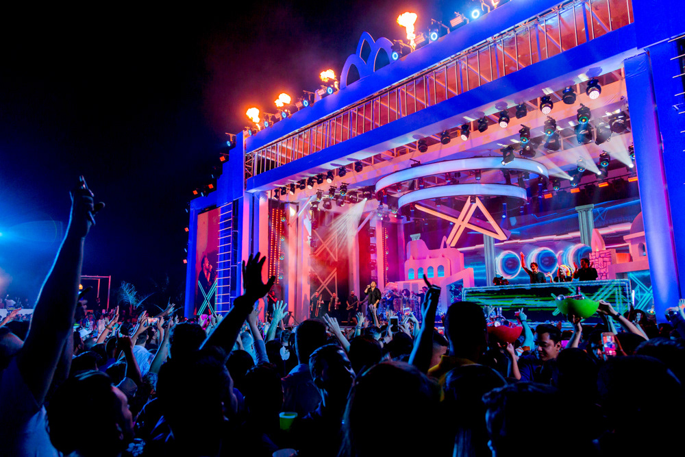 Público comparece em peso no complexo do Na Praia para curtir shows