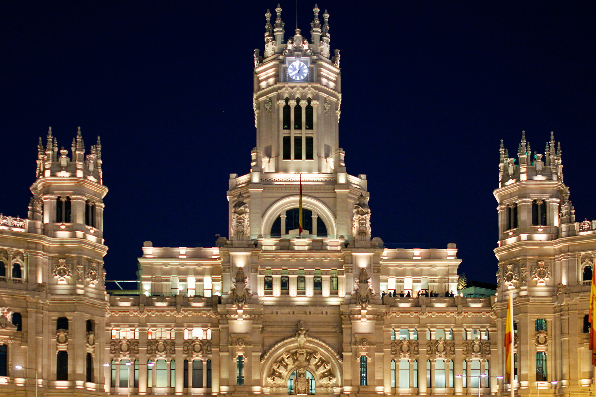 Palacio de las Comunicaciones, current headquarters of the Madrid City Council, located in the Plaza de Cibeles, is the first major project of Antonio Palacios in the capital of Spain. Palacio de la Comunicaciones, actual sede del Ayuntamiento de Madrid, ubicado en la plaza de cibeles, es el primer gran proyecto de Antonio Palacios en la capital de España.