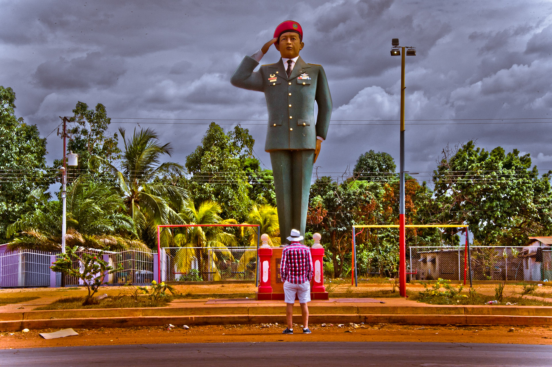 État de... Bolivar.  Grand Salut Bolivarien sur la Troncal 19.