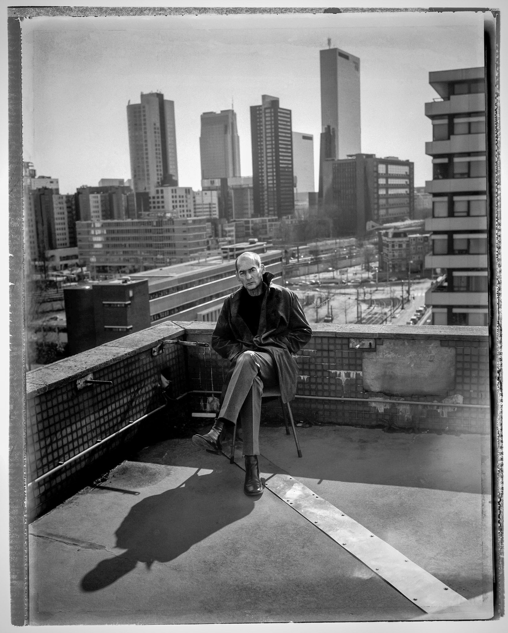 Rem à la ligne blanche. Rem Koolhaas sur le toit de son agence. Rotterdam 2002