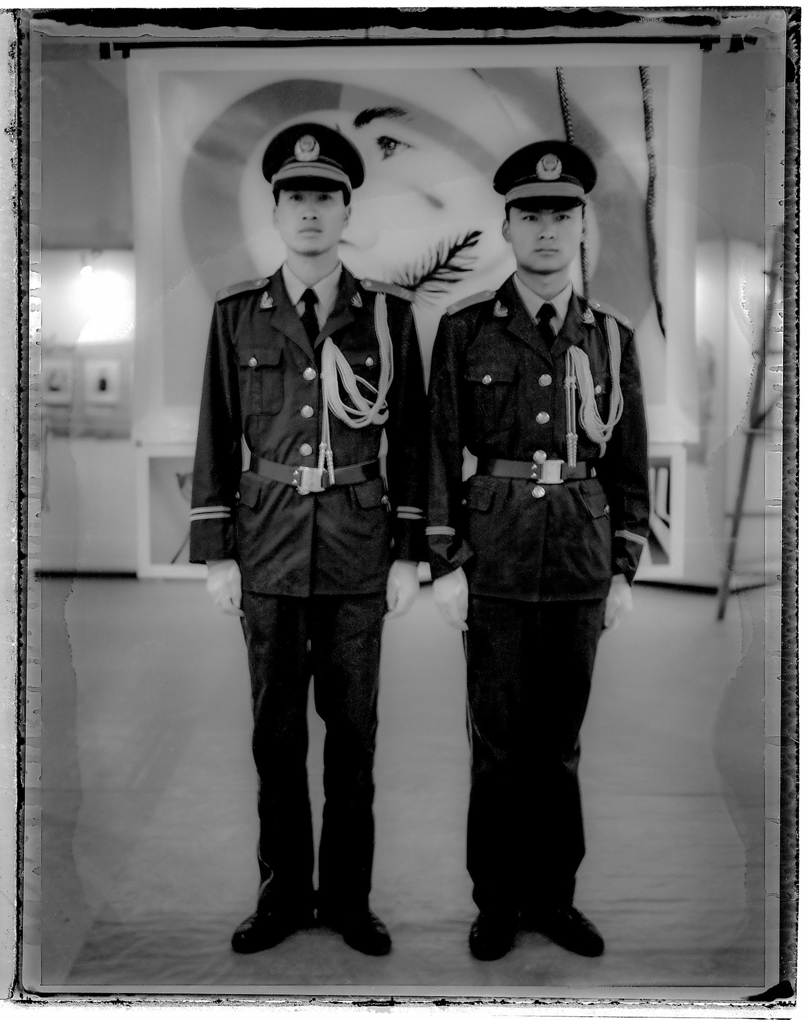 Deux gardes et ma Grande Plume rouge. DuYun Chine 2001