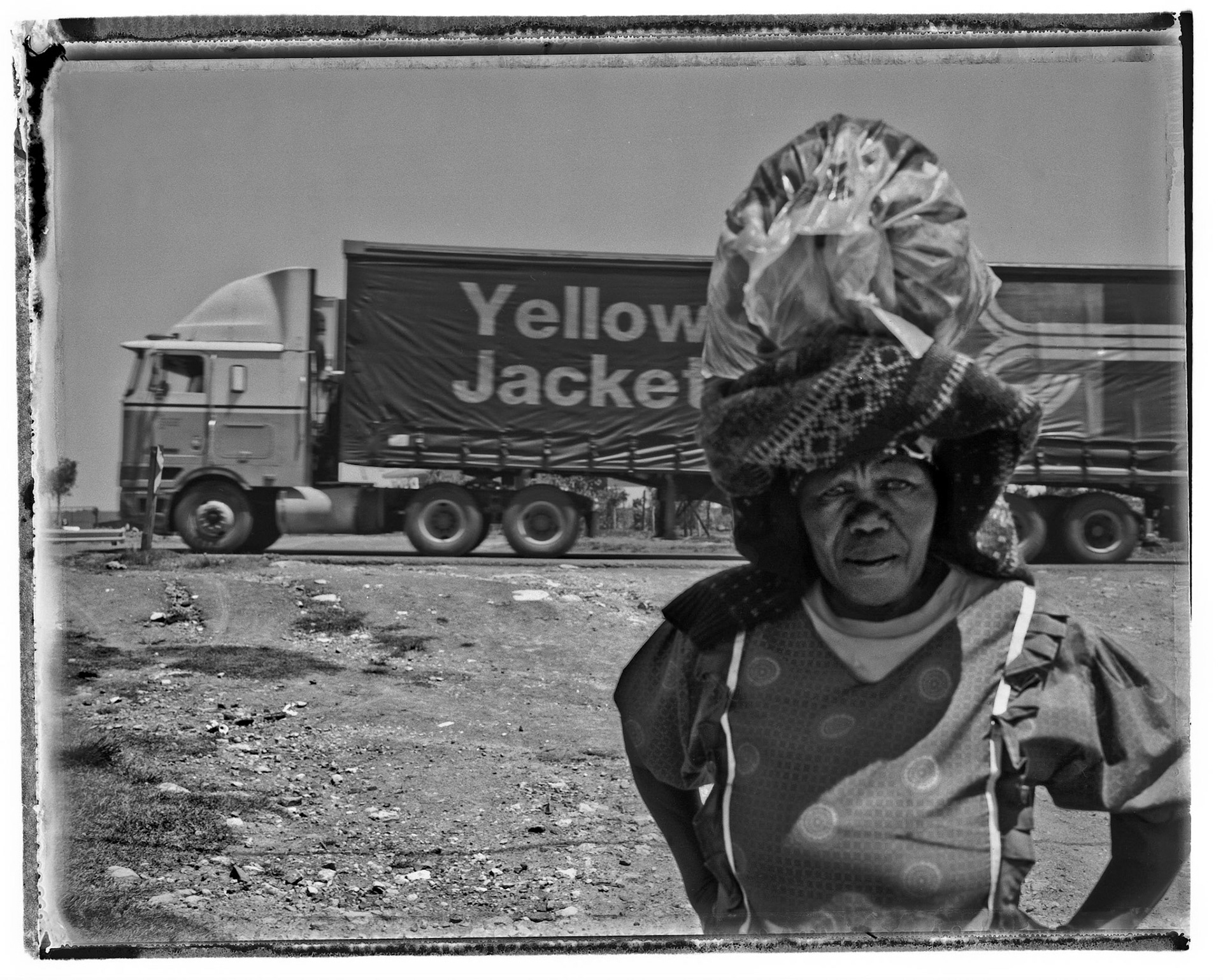 Soeur de Nelson Mandela, devant la maison de son frère à