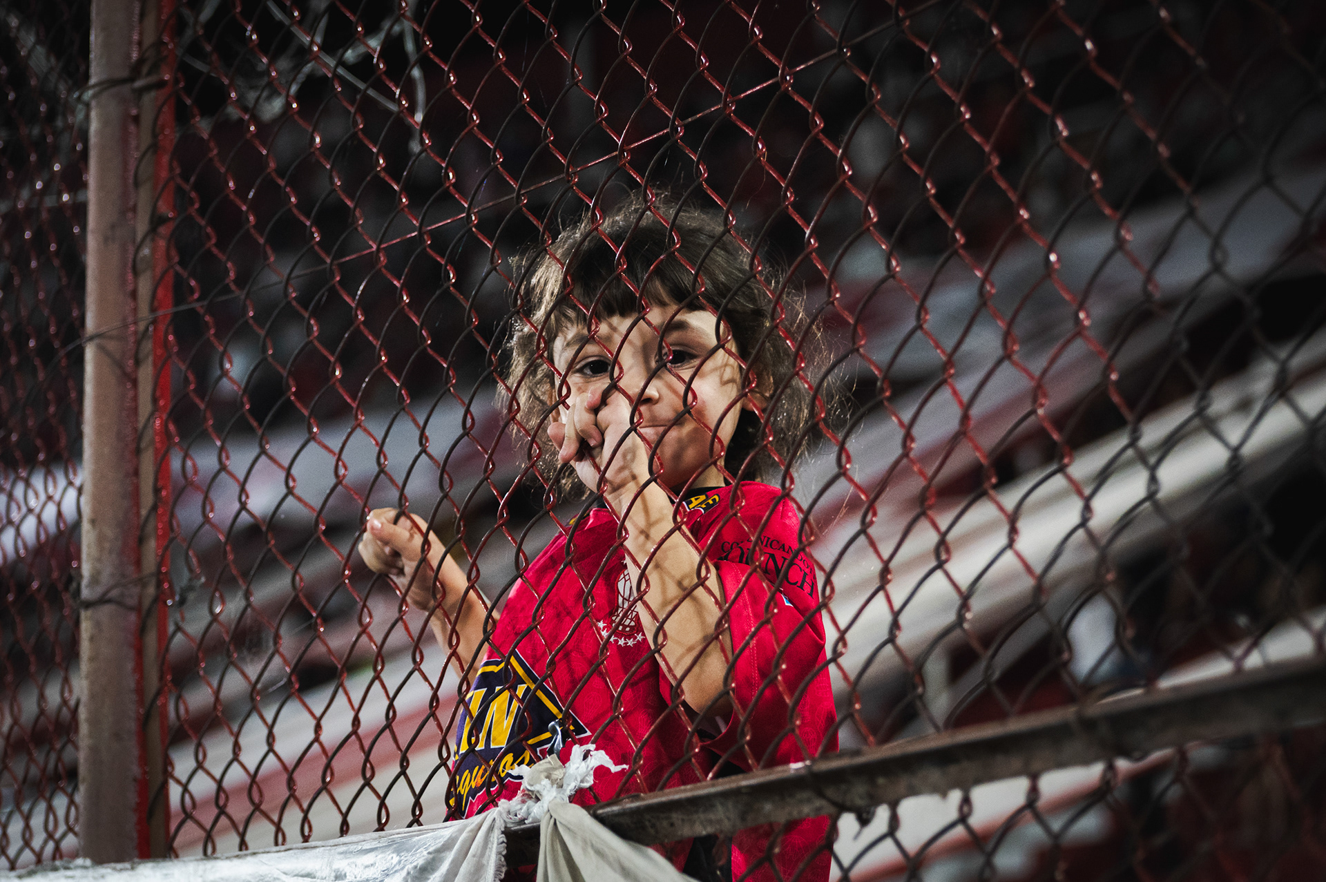 Pequeña Hincha de Huracan en la tribuna.
