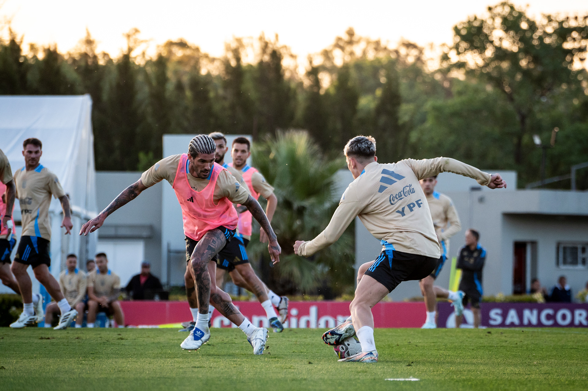 Rodrigo de Paul (Atletico Madrid)  y Alejandro Garnacho (Manchester United) entrenan con la Selección Mayor Argentina de Futbol Masculino campeona del mundo en el predio Ezeiza - Argentina. 