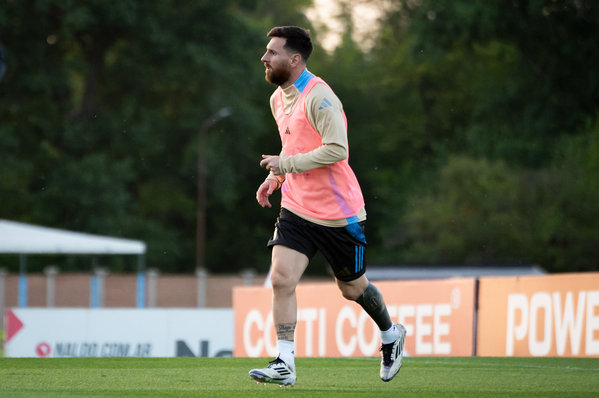 Lionel Messi en el entrenamiento de la Selección Argentina. 
