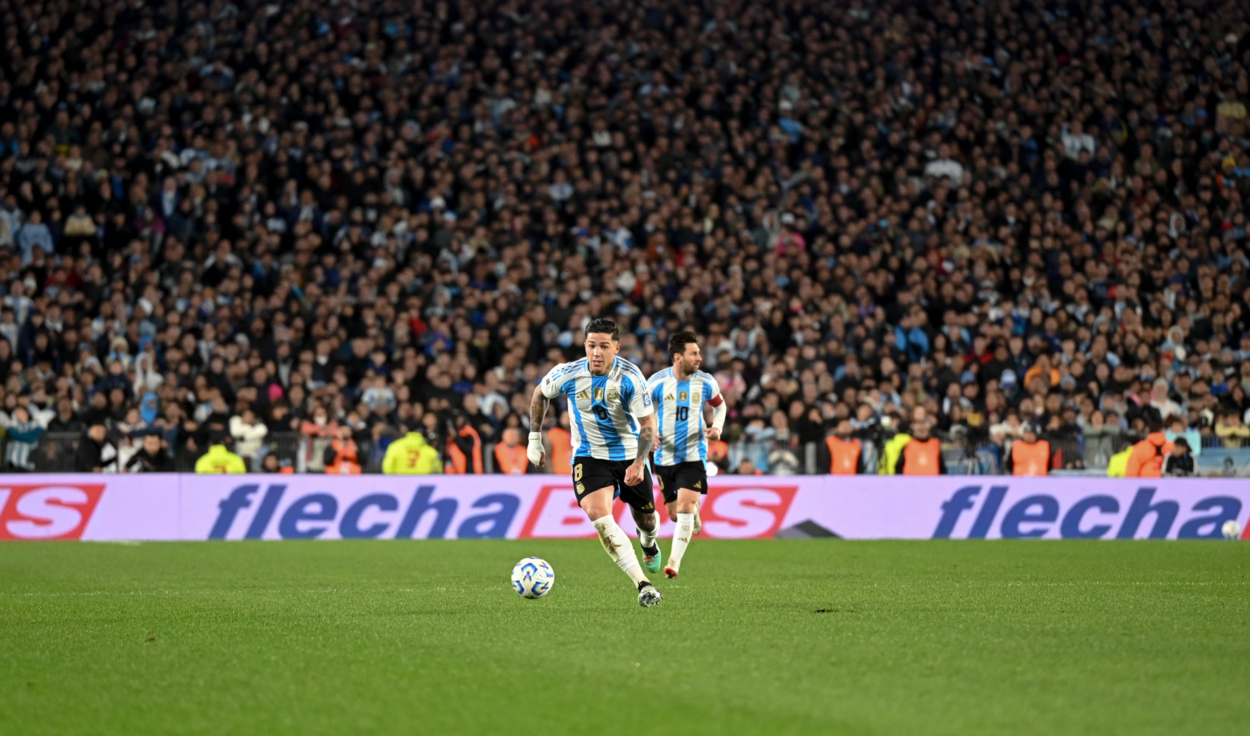 Enzo Fernandez, Jugador del Chelsea, juega contra la selección Colombiana en el +Monumental.