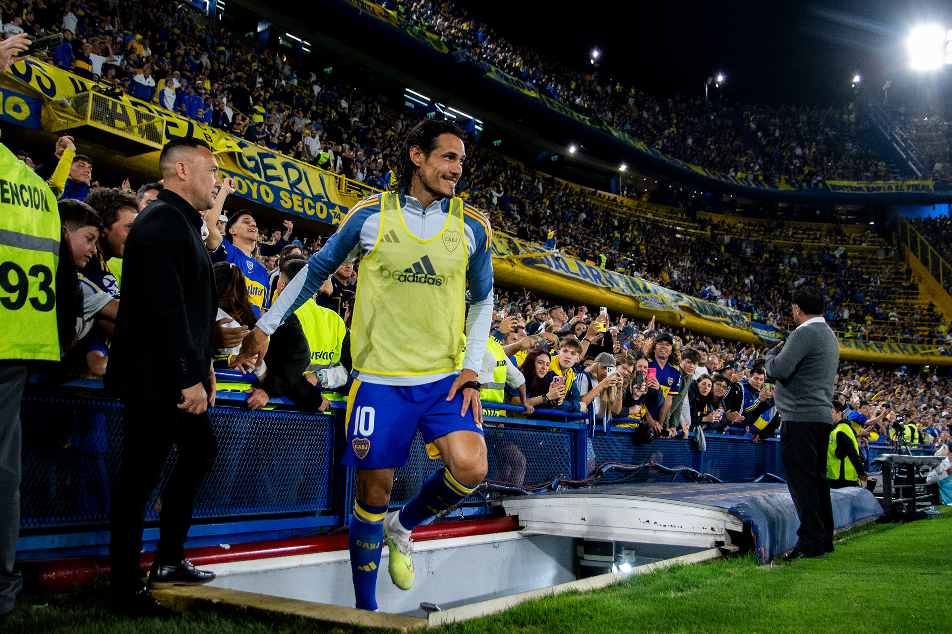 Edison Cavani ingresa al estadio de Boca Juniors