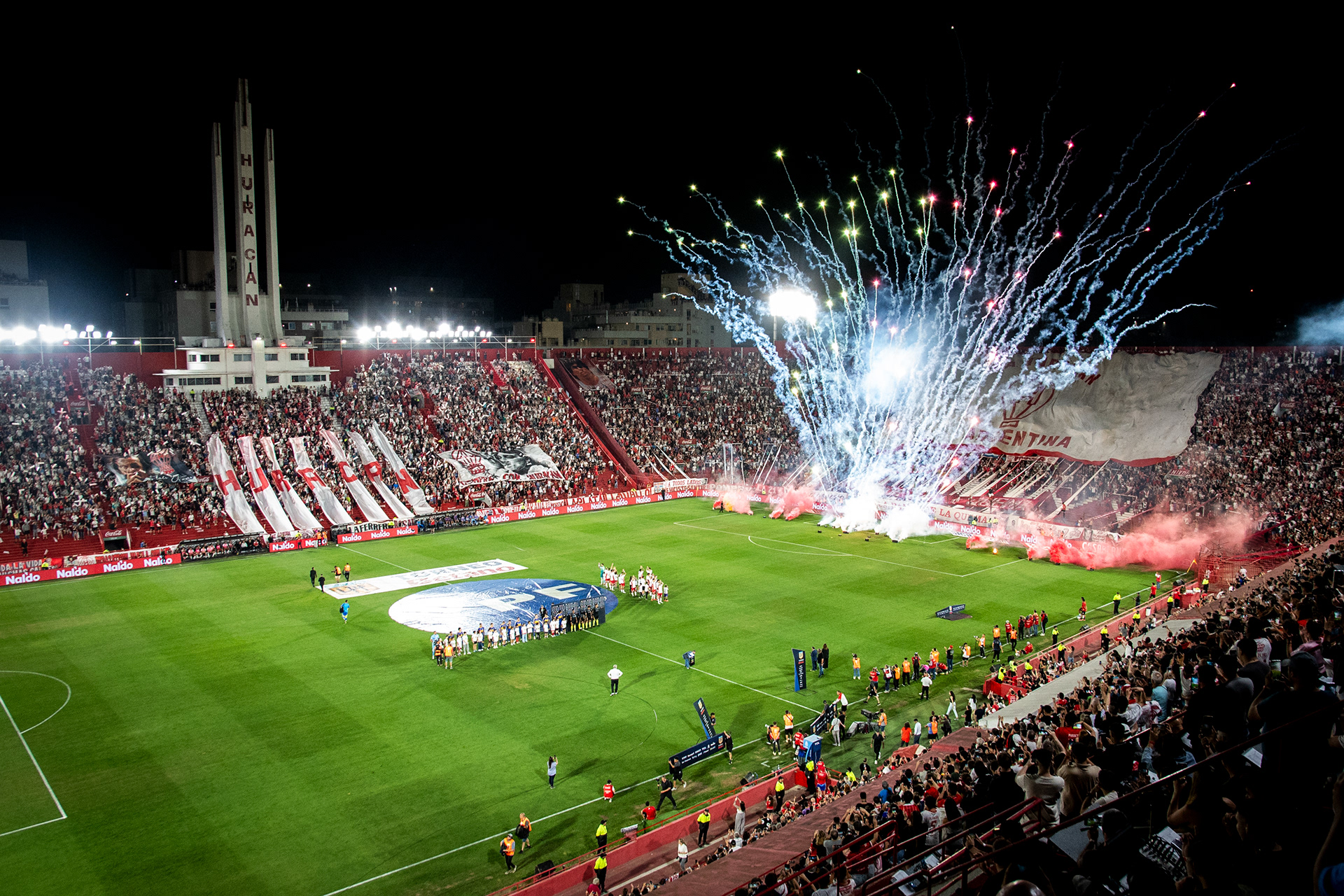 Recibimiento de la hinchada de Huracan al ingreso de los jugadores al estadio. 