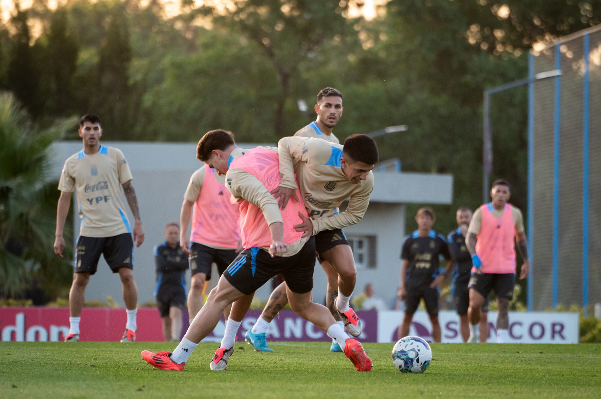 Julian Alvarez (Atletico Madrid) entrena en la Selección Mayor Argentina de Futbol Masculino campeona del mundo en el predio Ezeiza - Argentina. 