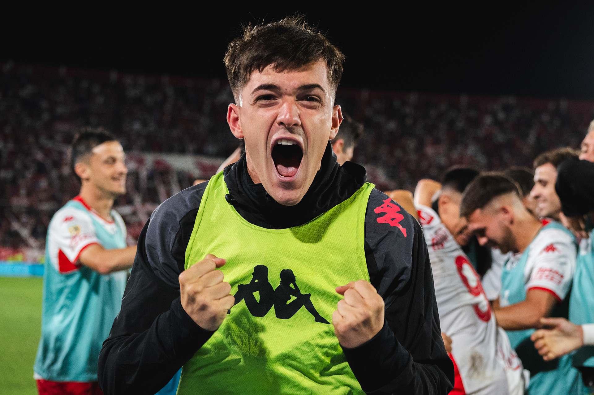 Alcanza Pelota festeja un gol de Huracan en su estadio. 