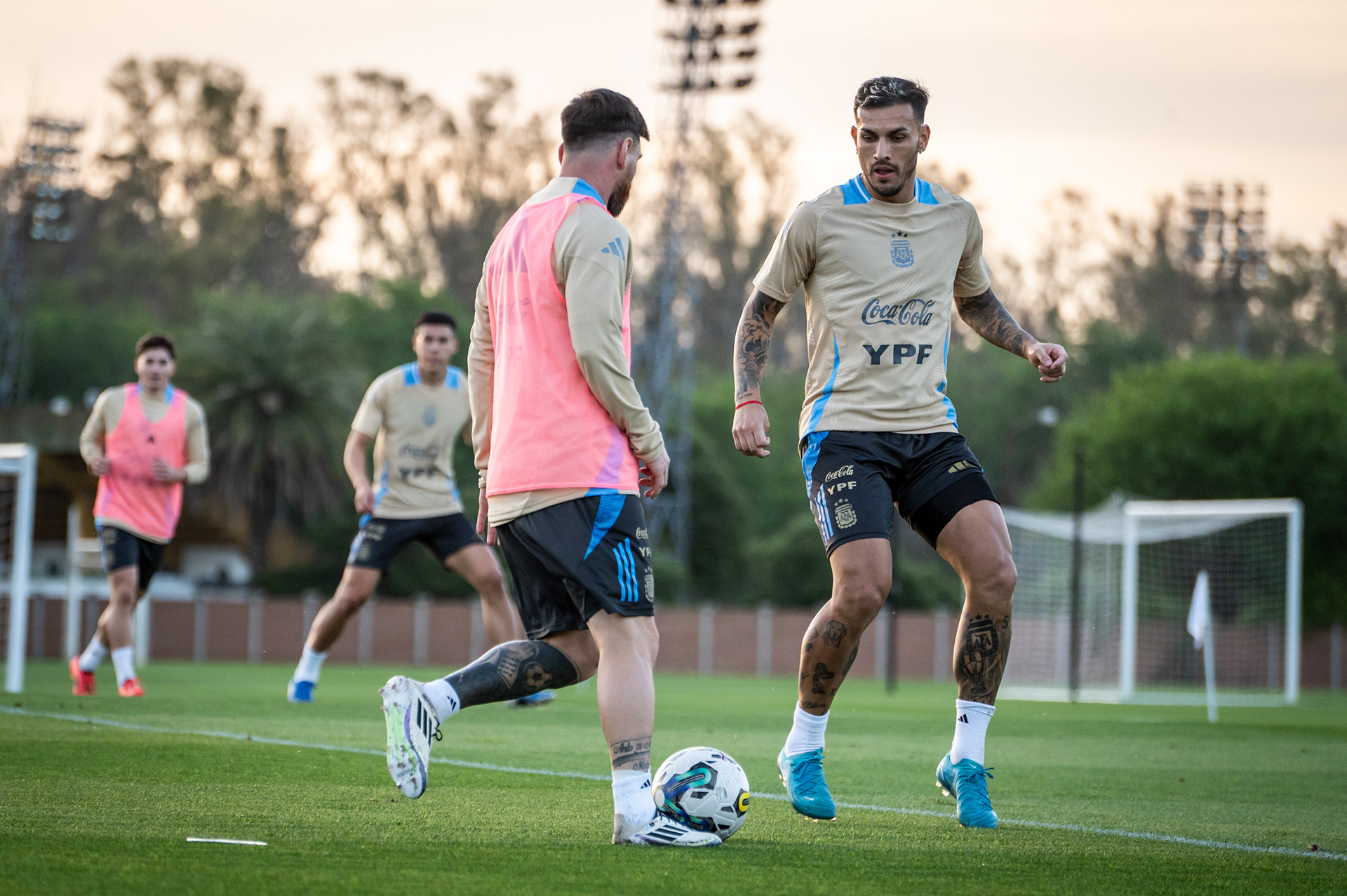 Lionel Messi (Inter Miami) y Leandro Paredes (Roma - Italia) entrenan Selección Mayor Argentina de Futbol Masculino campeona del mundo en el predio Ezeiza - Argentina. 