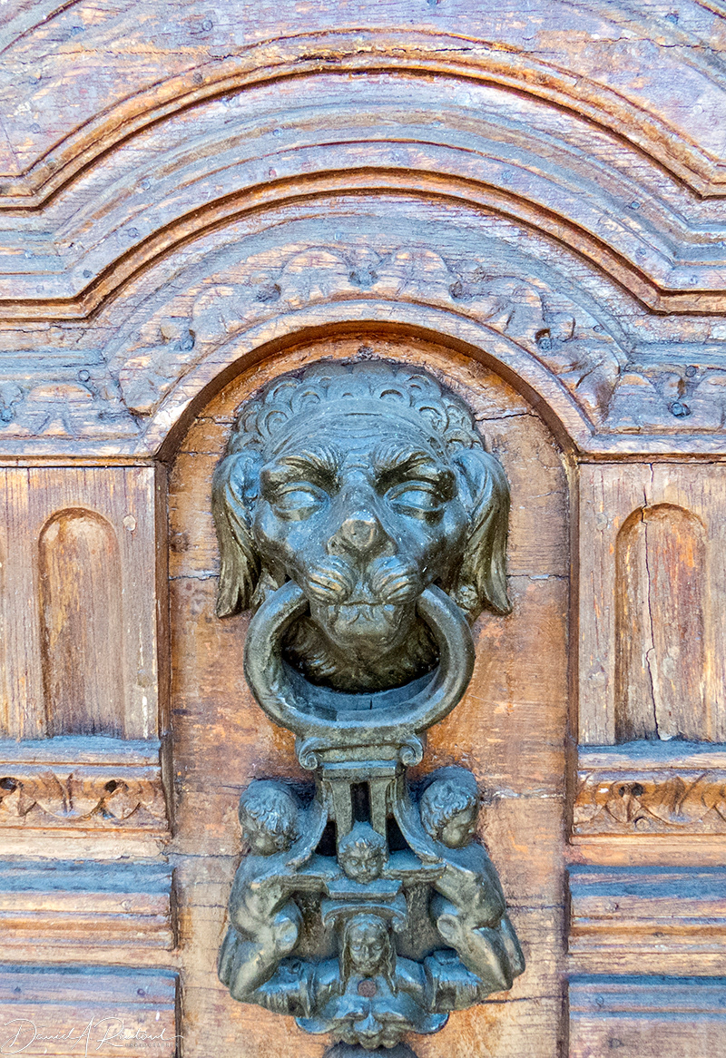 Door handle in old Quito