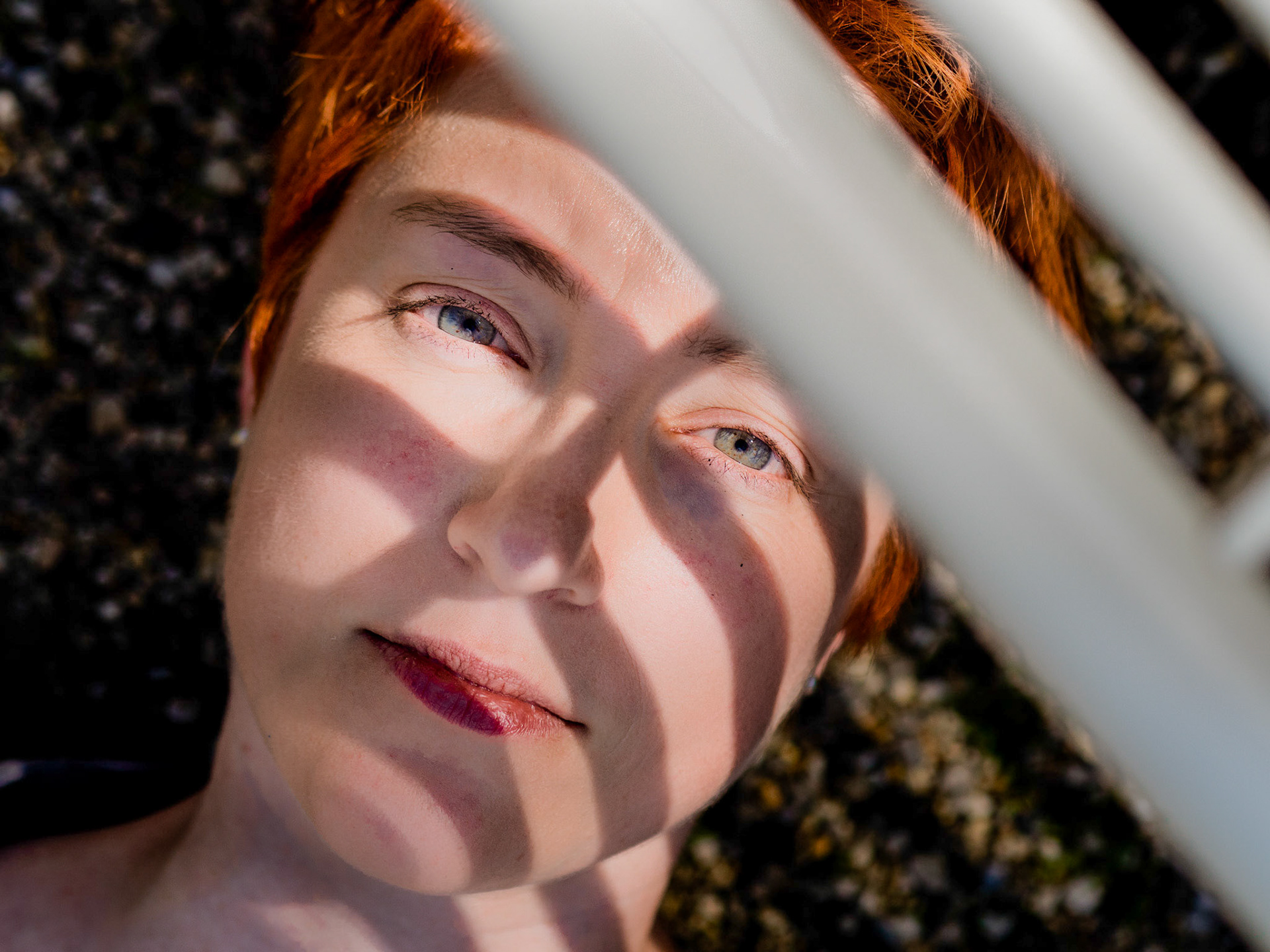Portrait on The GO - unter einer Parkbank