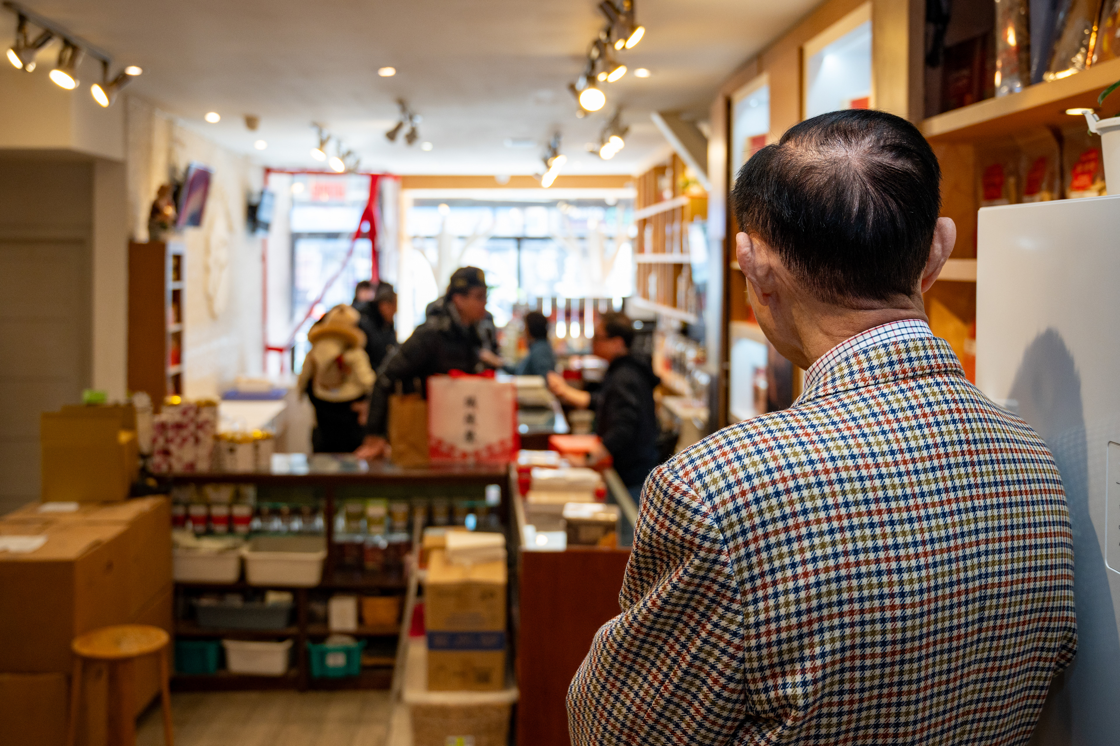 Chun Kee Hui observe fièrement son fils à l'œuvre  Chun Kee Hui proudly observes his son in action  許遵紀驕傲地看着他的兒子工作