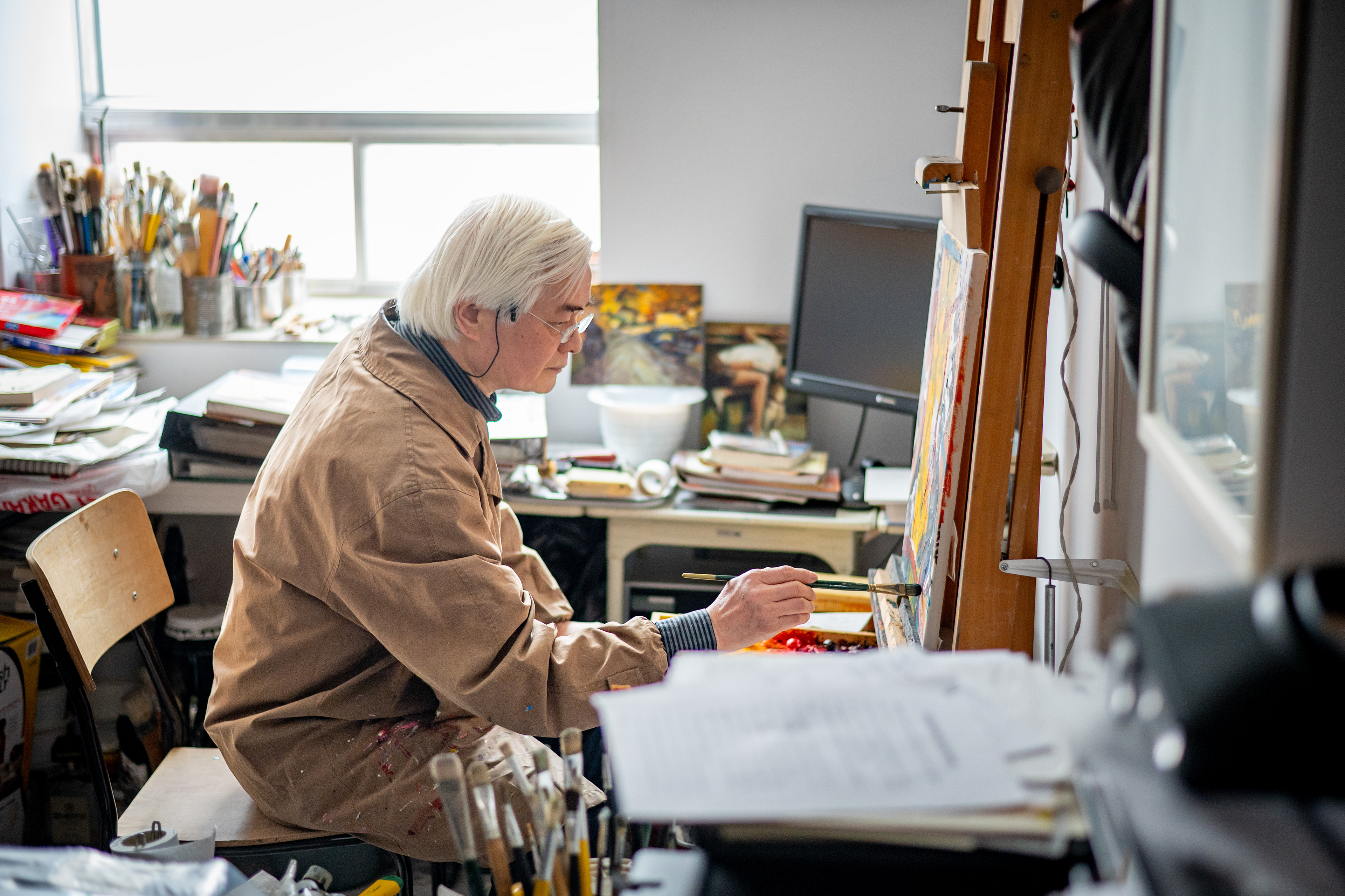 Andong Wang travaille sur son œuvre d'art  Andong Wang works on his art  王安東在創作