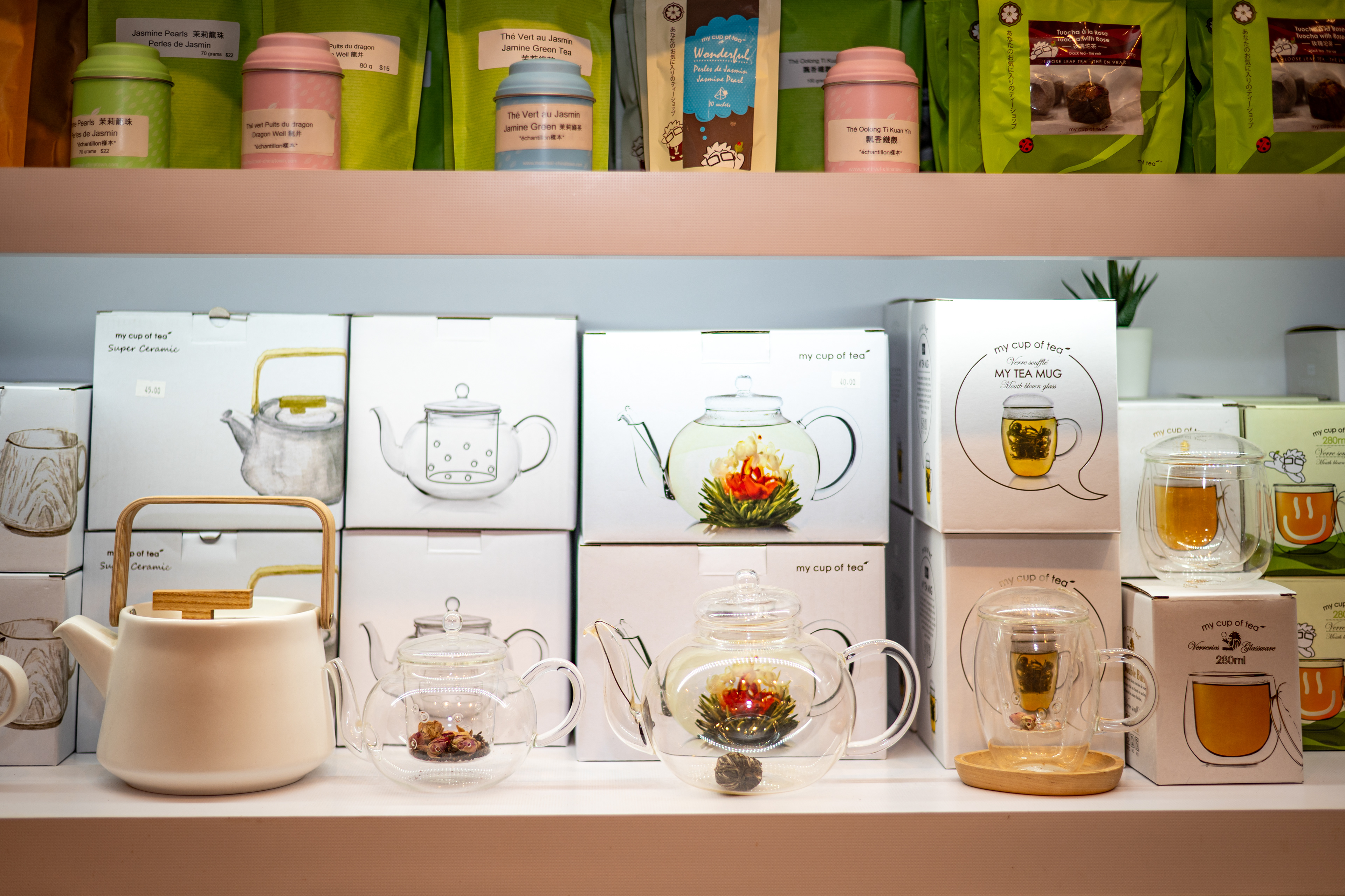 Théières et tasses.  Teapots and mugs  茶壺與馬克杯