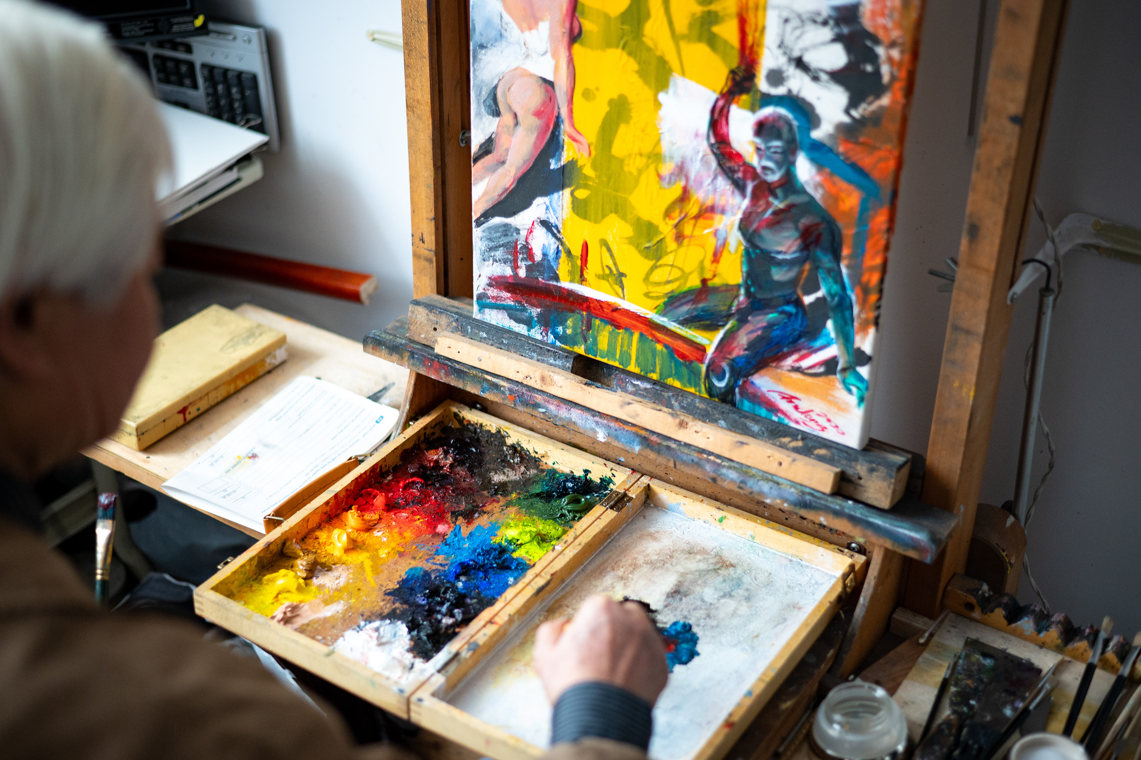 Andong Wang travaille sur son œuvre d'art  Andong Wang works on his art  王安東在創作