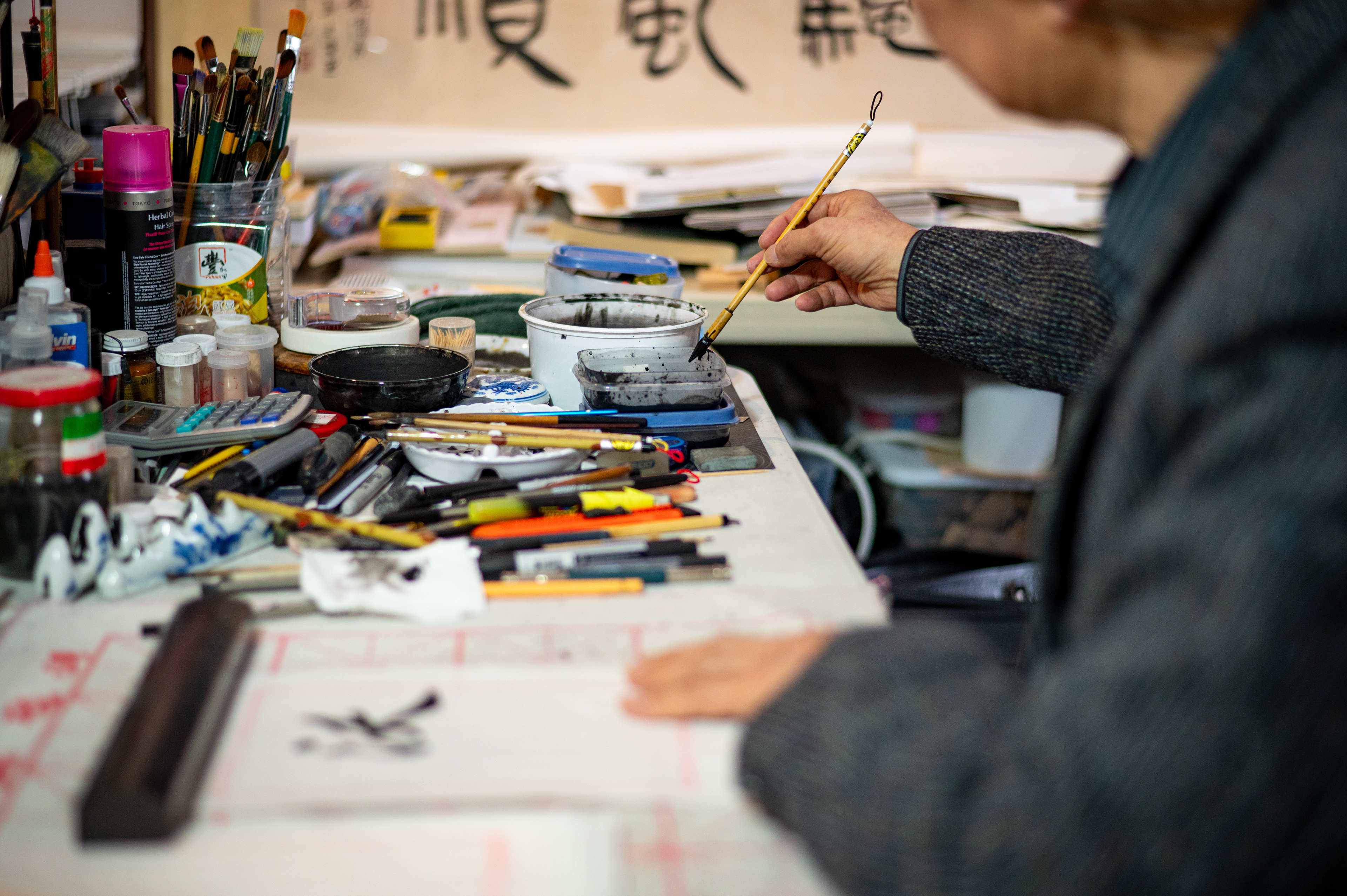 Andong Wang faisant de la calligraphie  Andong Wang doing calligraphy  王安東在冩書法