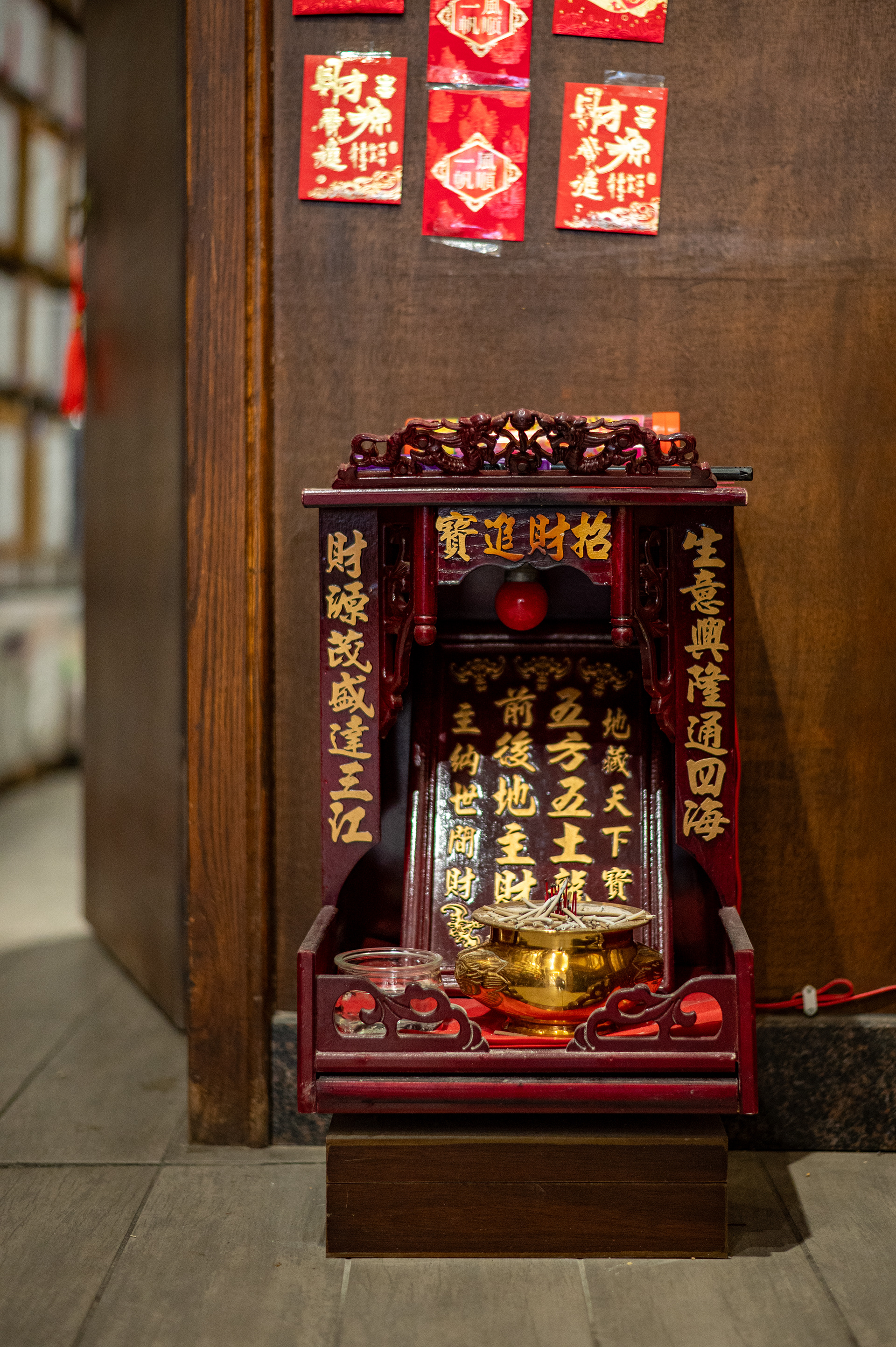 Autel traditionnel chinois pour protéger le magasin.  Traditional Chinese shrine to protect the store  用來守護商鋪的中式傳統神龕