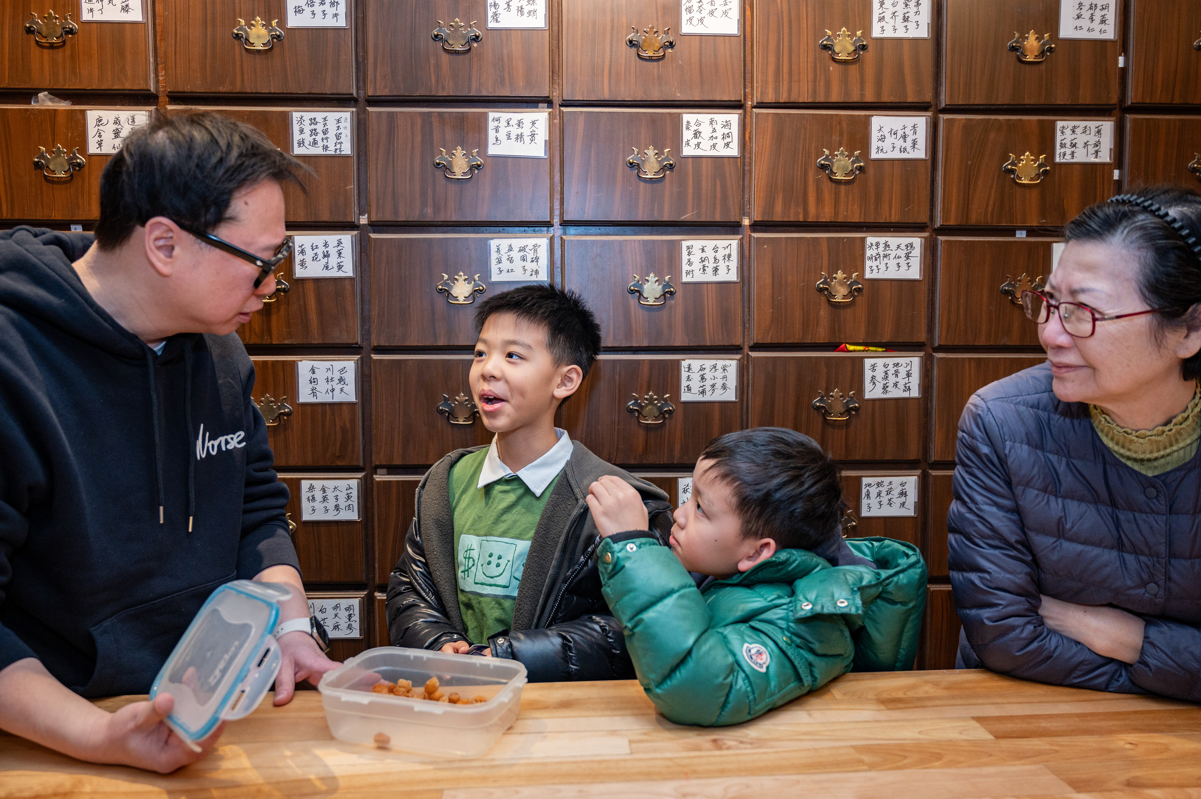 Kenny Hui offre des échantillons de longanes séchés  Kenny Hui offers samples of dried longan  許富傑展示龍眼幹樣品