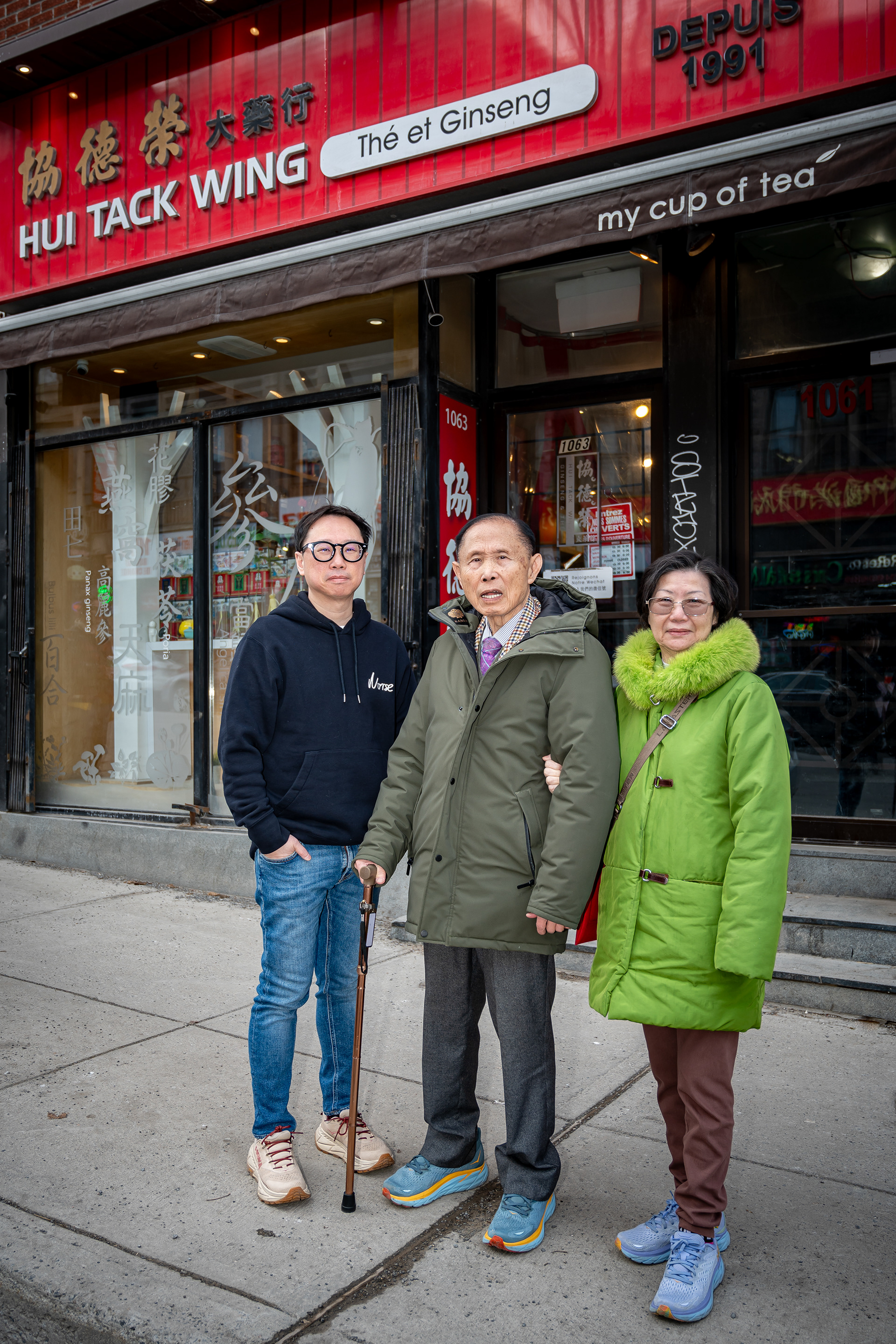 Kenny Hui avec ses parents devant le magasin  Kenny Hui with his parents in front of store  許富傑與父母站在店門口