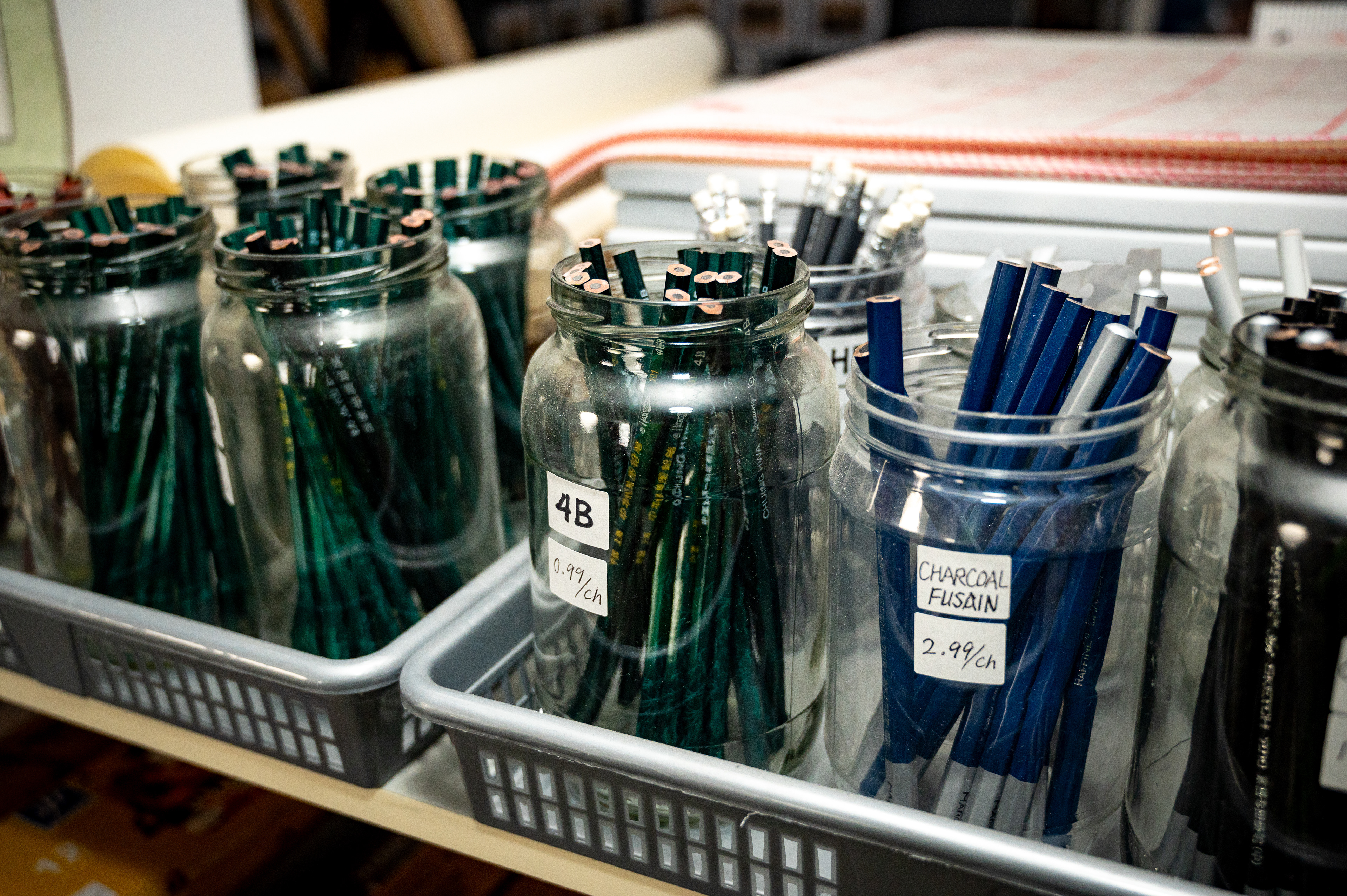 Crayons à vendre  Pencils for sale  銷售鉛筆