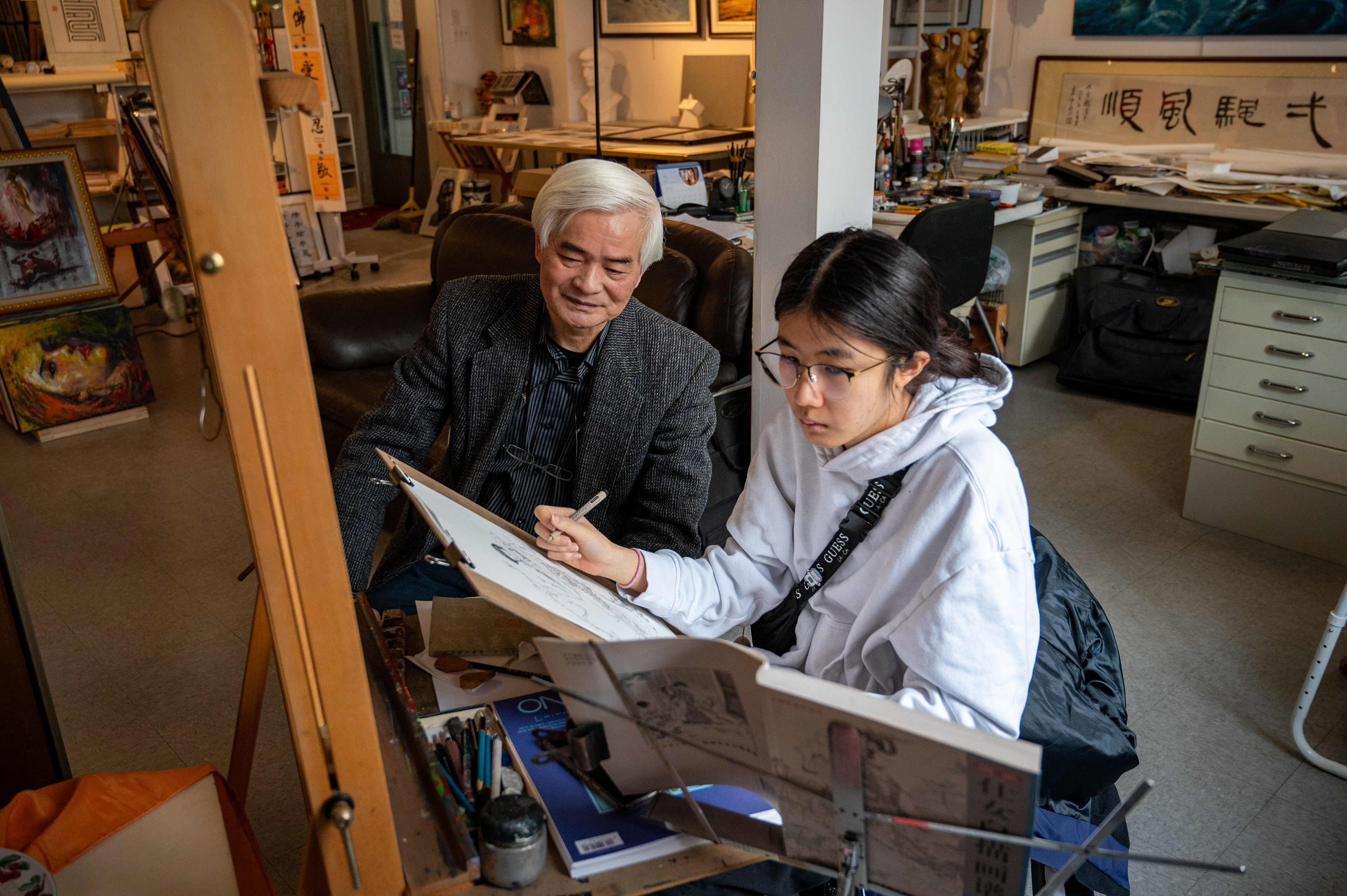 Andong Wang observe son élève pendant qu'elle dessine  Andong Wang observes while his student sketches  王安東觀察學生創作素描