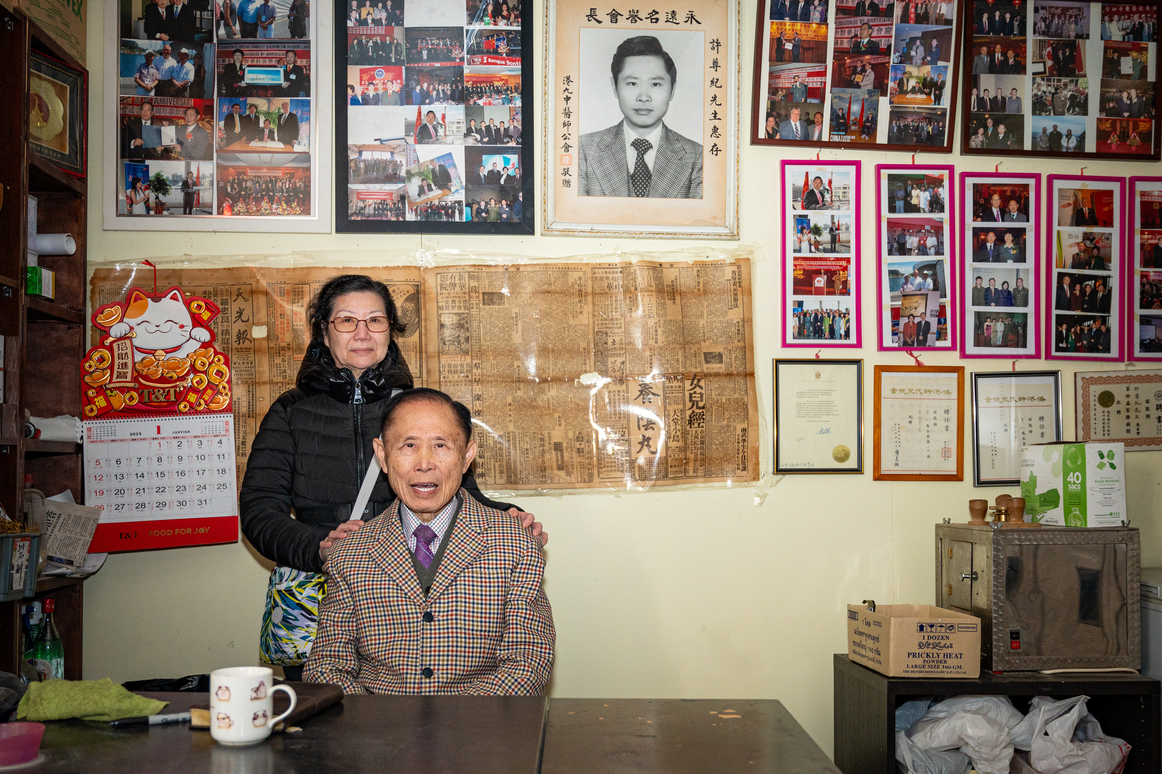 Chun Kee Hui et sa femme dans son bureau privé  Chun Kee Hui and his wife in his private office  許遵紀和妻子在他的私人辦公室