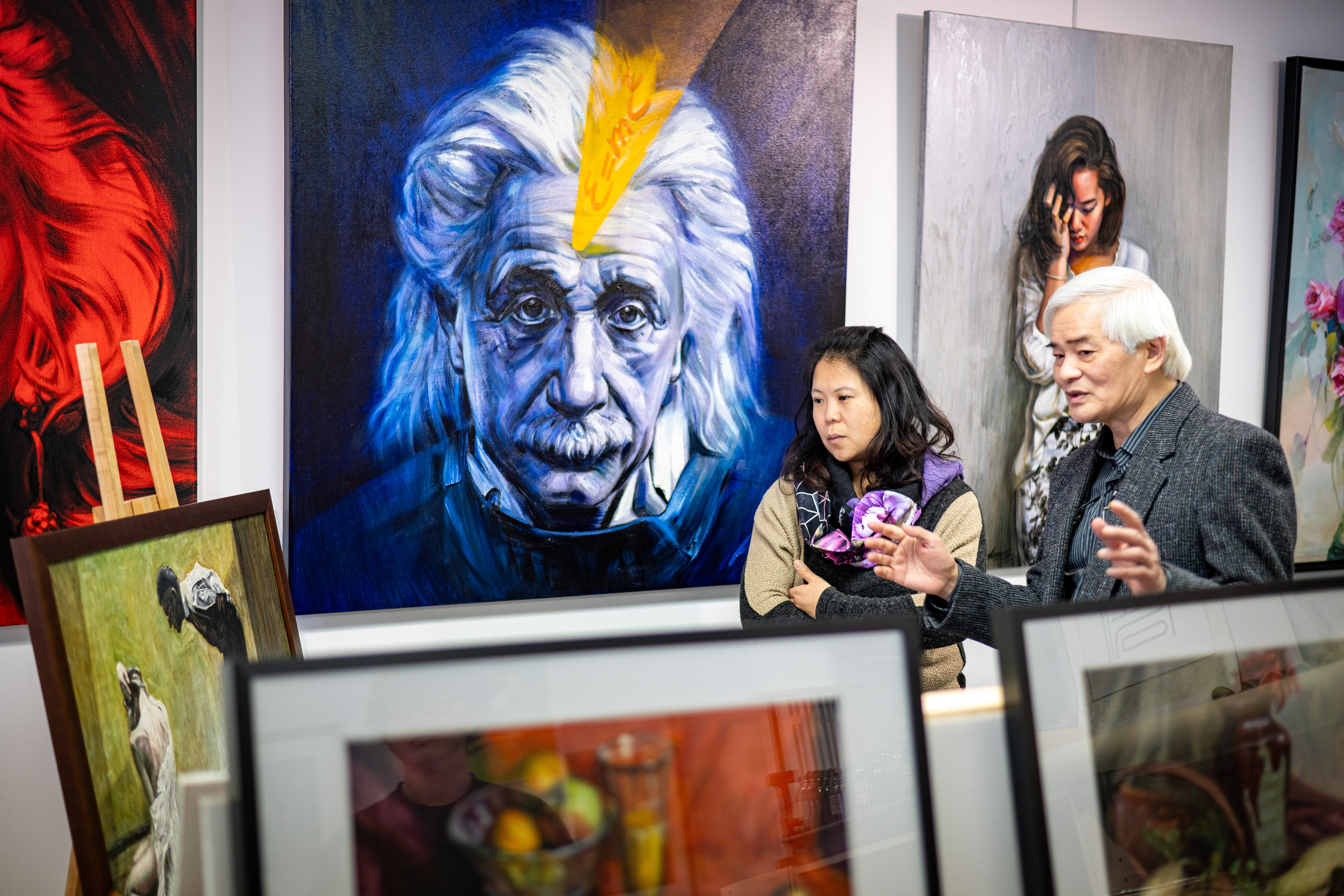 Andong Wang explique son œuvre d'art  Andong Wang explains his artwork  王安東講述他的畫作