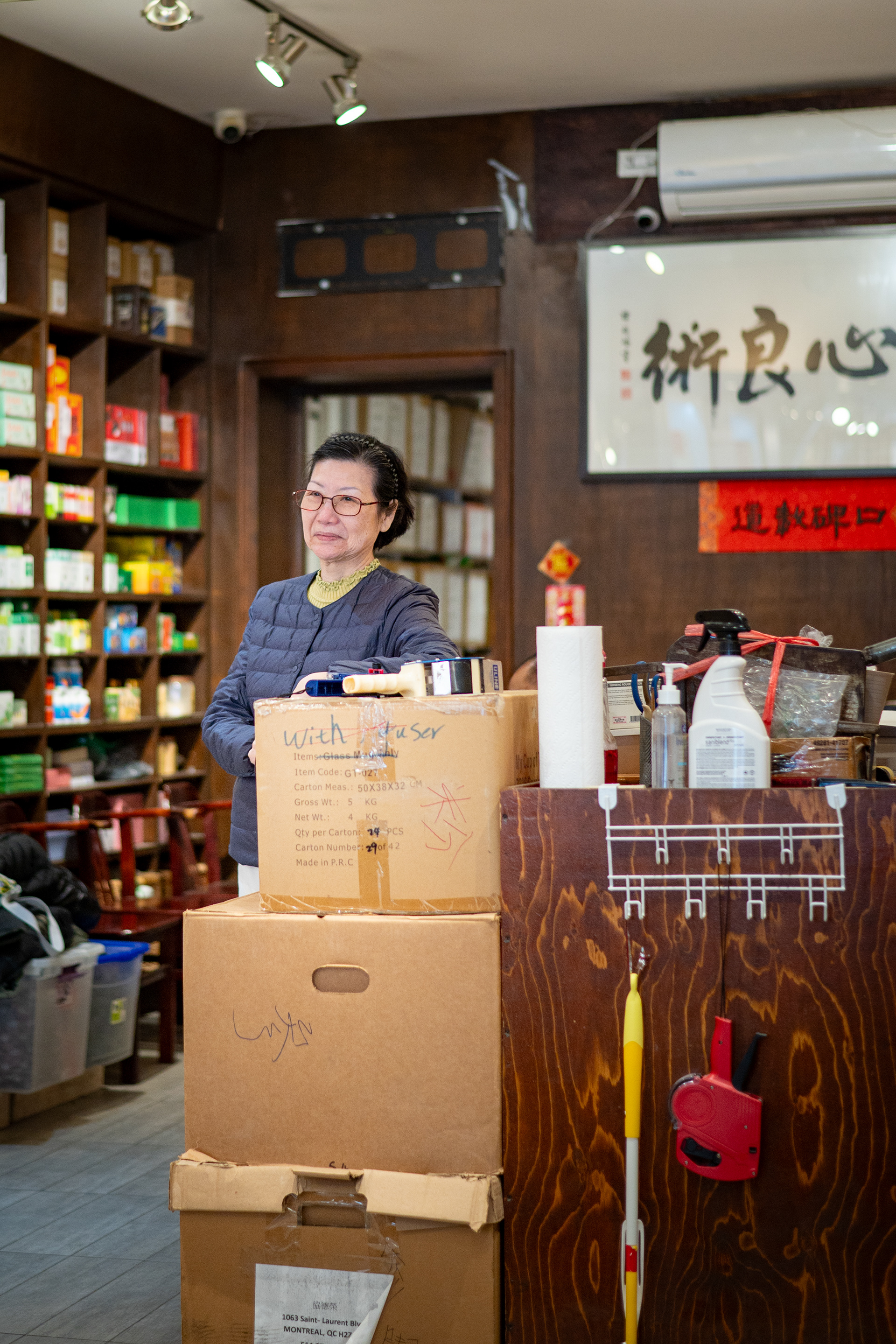La mère de Kenny Hui observe fièrement son fils à l'œuvre  Kenny Hui's mother proudly observes her son in action  許富傑的母親驕傲地看着他的兒子工作