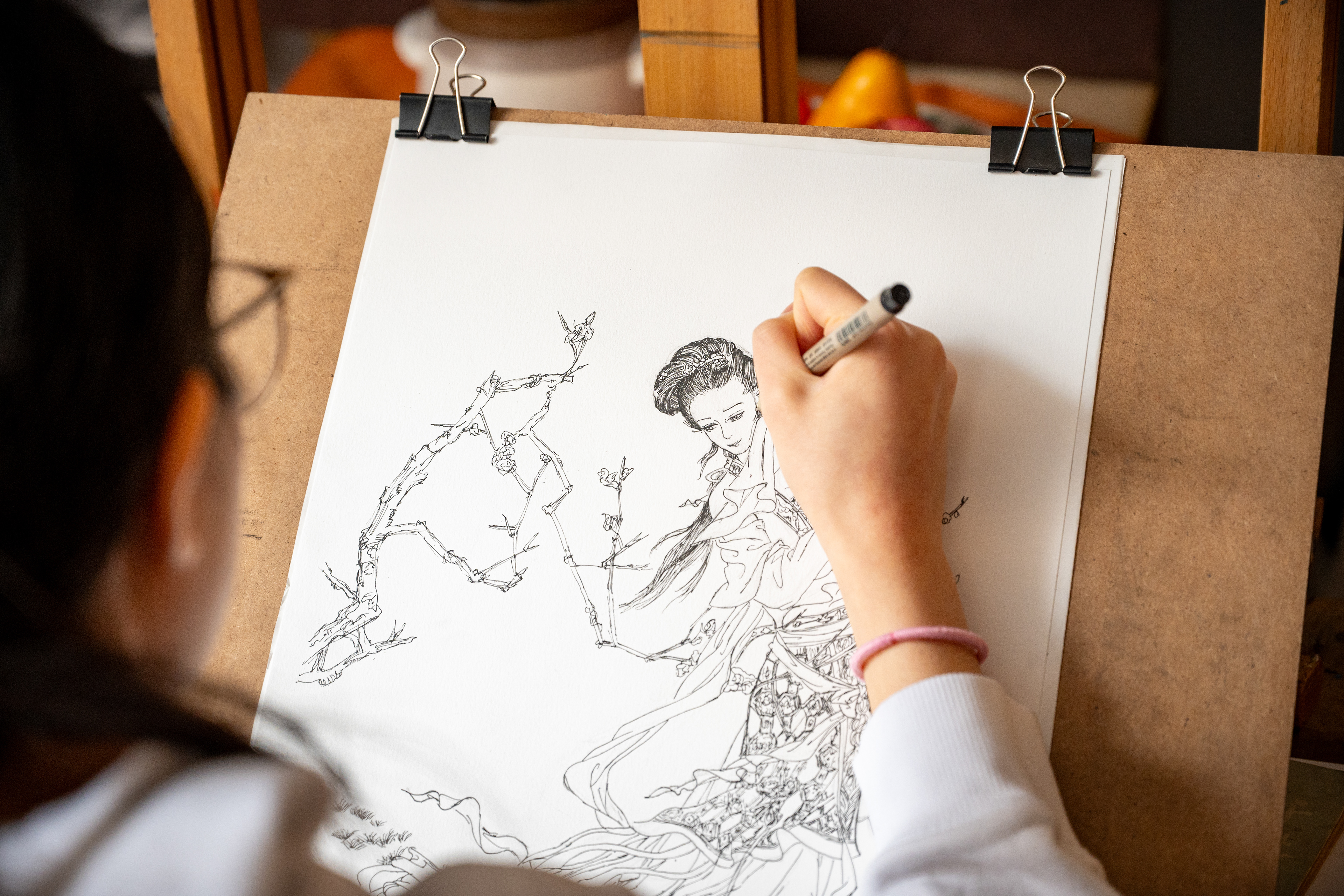 Une élève travaille sur son œuvre  Student works on her art  學生在創作她的藝術作品