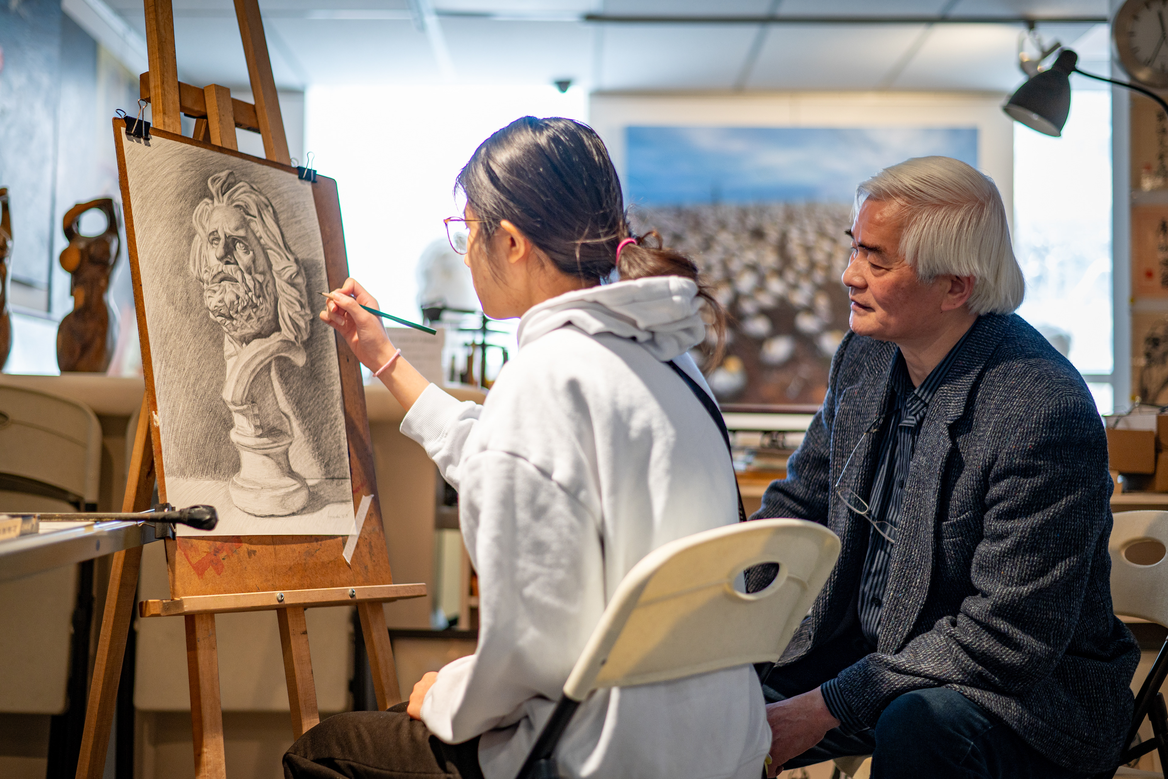 Andong Wang observe son élève pendant qu'elle dessine  Andong Wang observes while his student sketches  王安東觀察學生創作素描