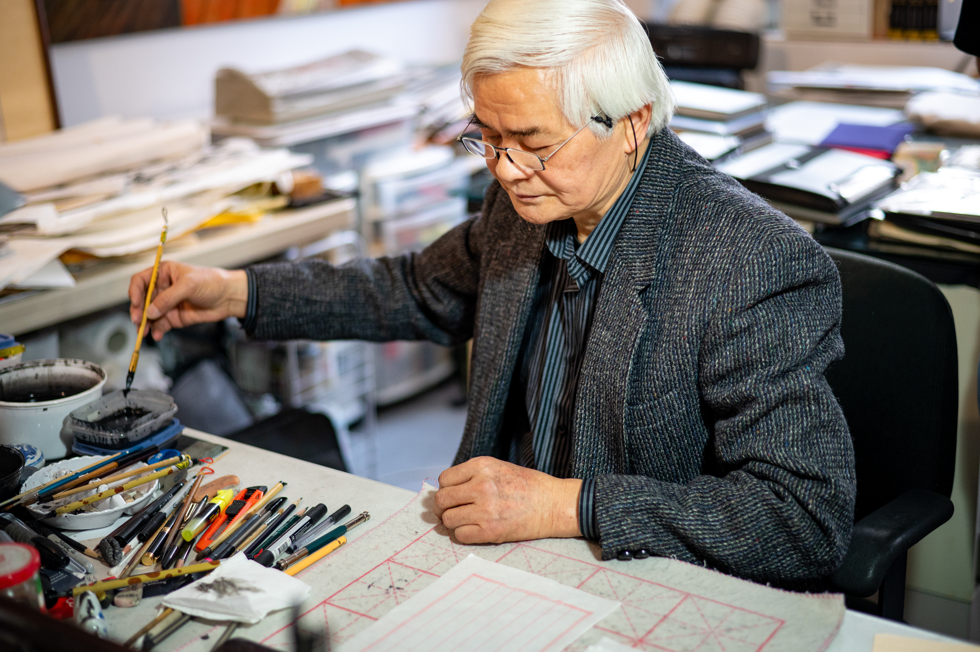 Andong Wang se prépare à faire de la calligraphie  Andong Wang prepares to do calligraphy  王安東在爲冩書法作準備
