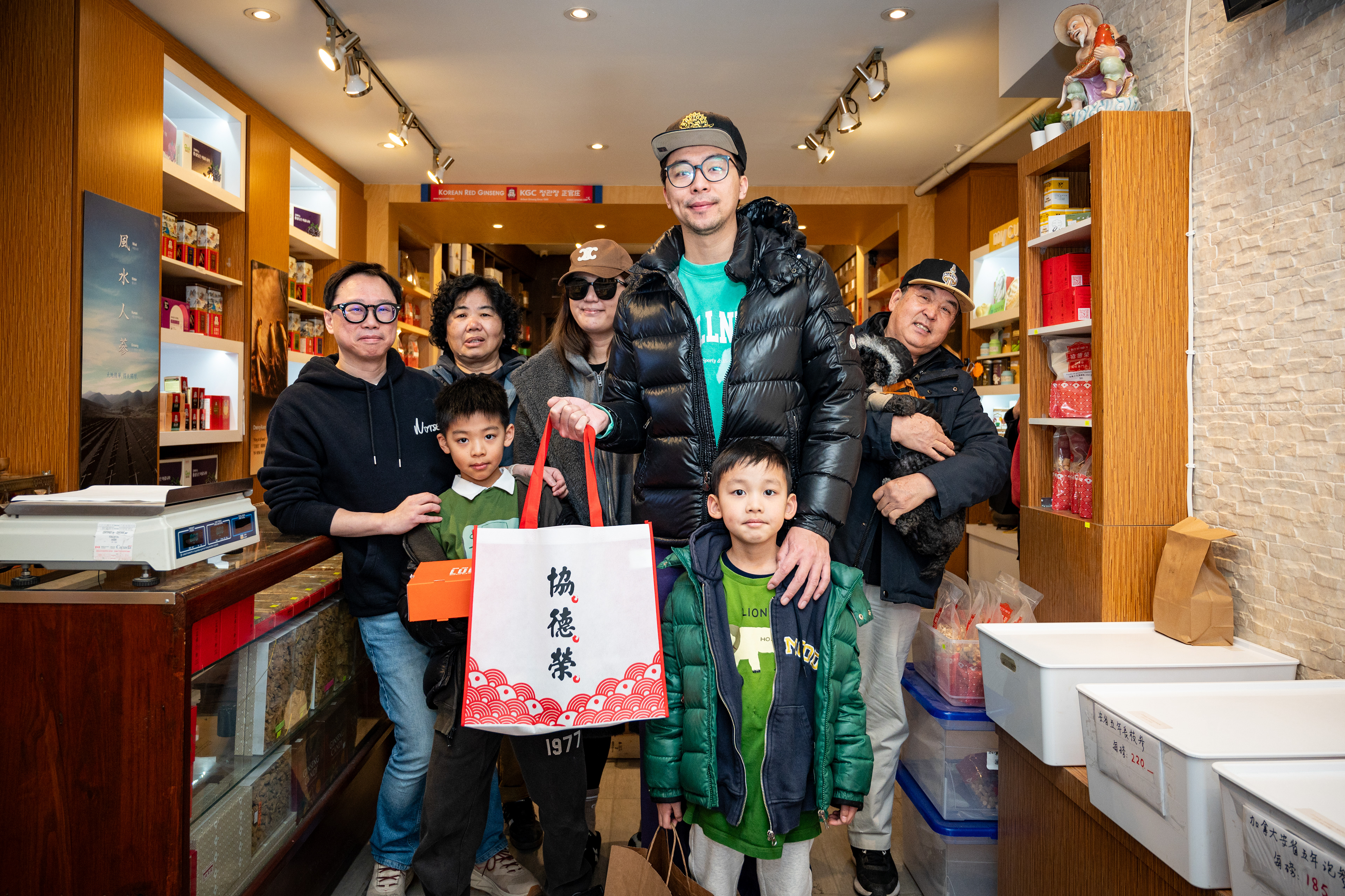 Kenny Hui avec des fournisseurs venus de Toronto  Kenny Hui with business suppliers visiting from Toronto  許富傑與來自多倫多的供應商在一起參觀