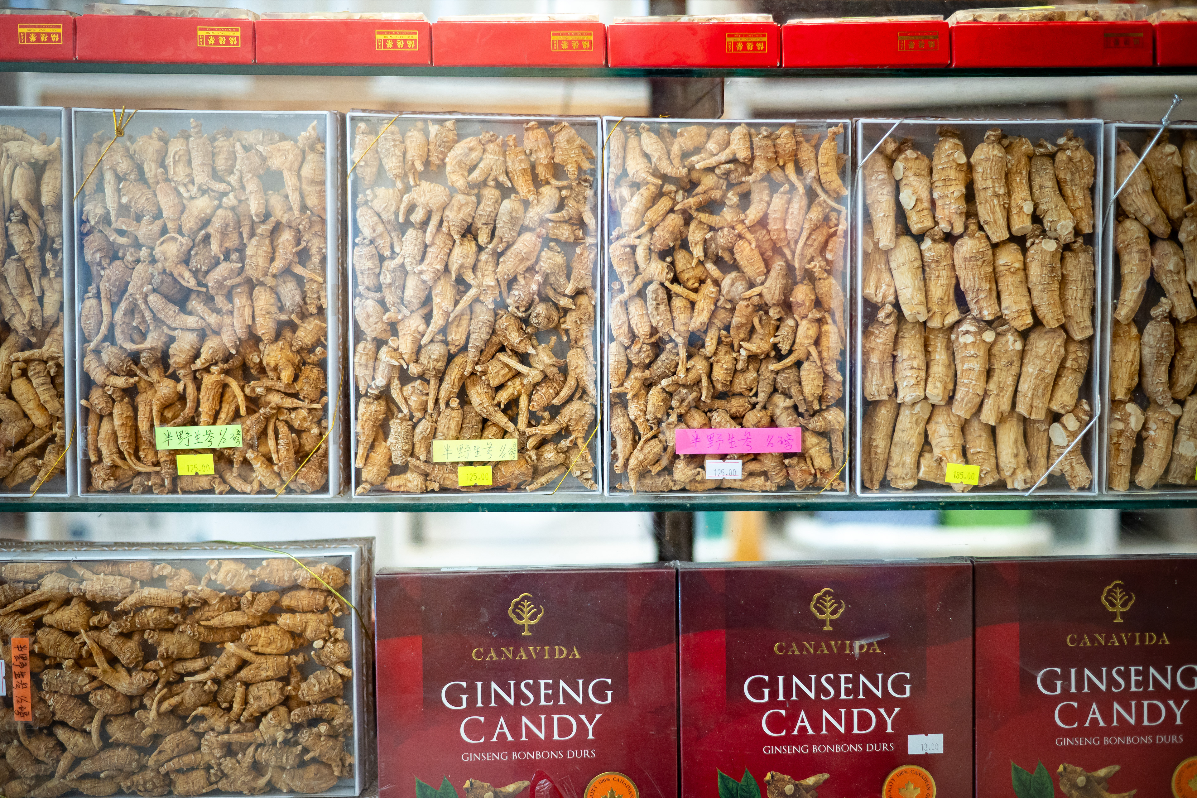 Ginseng et bonbons au ginseng.  Ginseng and ginseng candies  人參和參糖