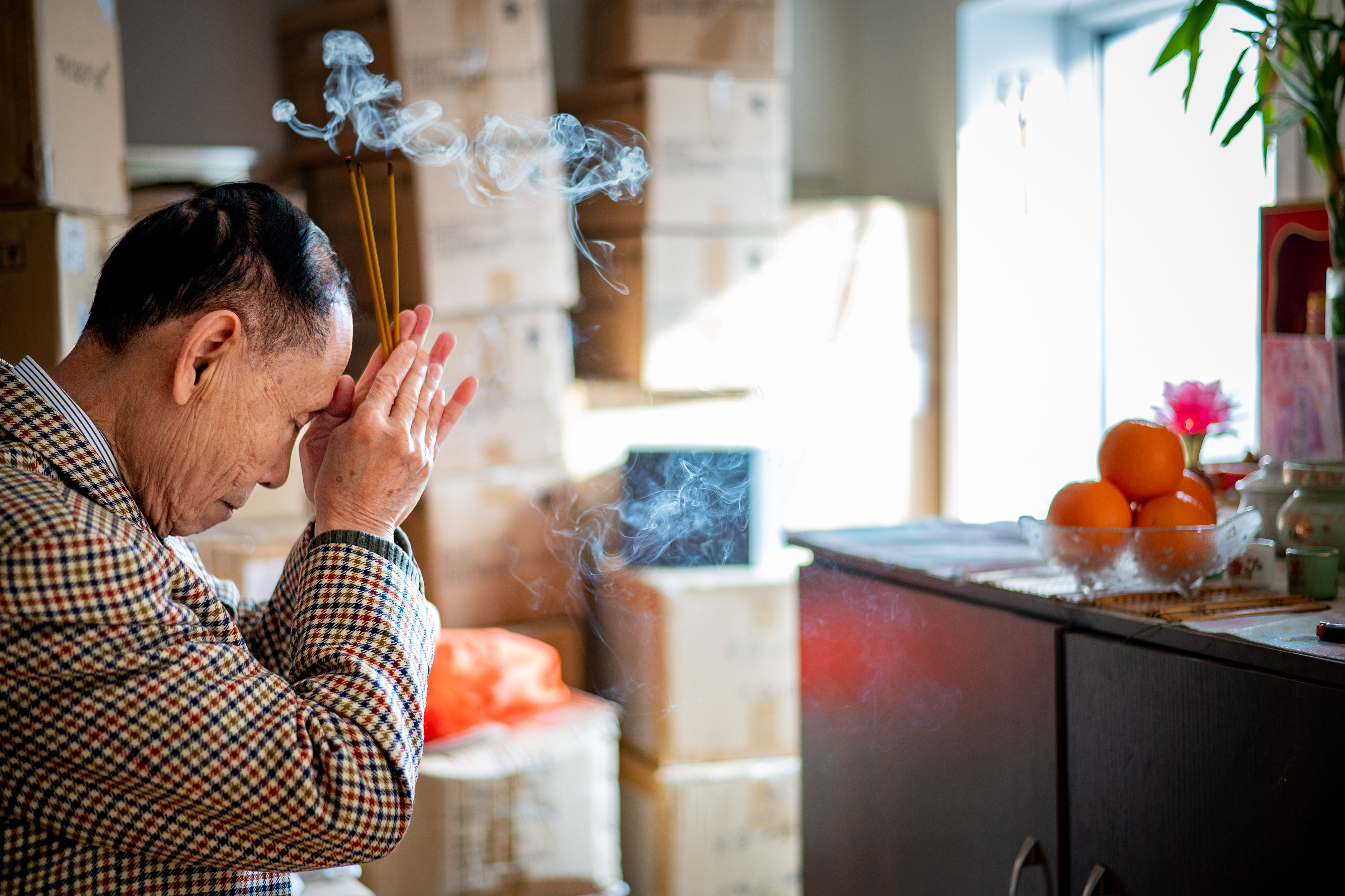 Chun Kee Hui prie.  Chun Kee Hui worships  許遵紀在祈禱