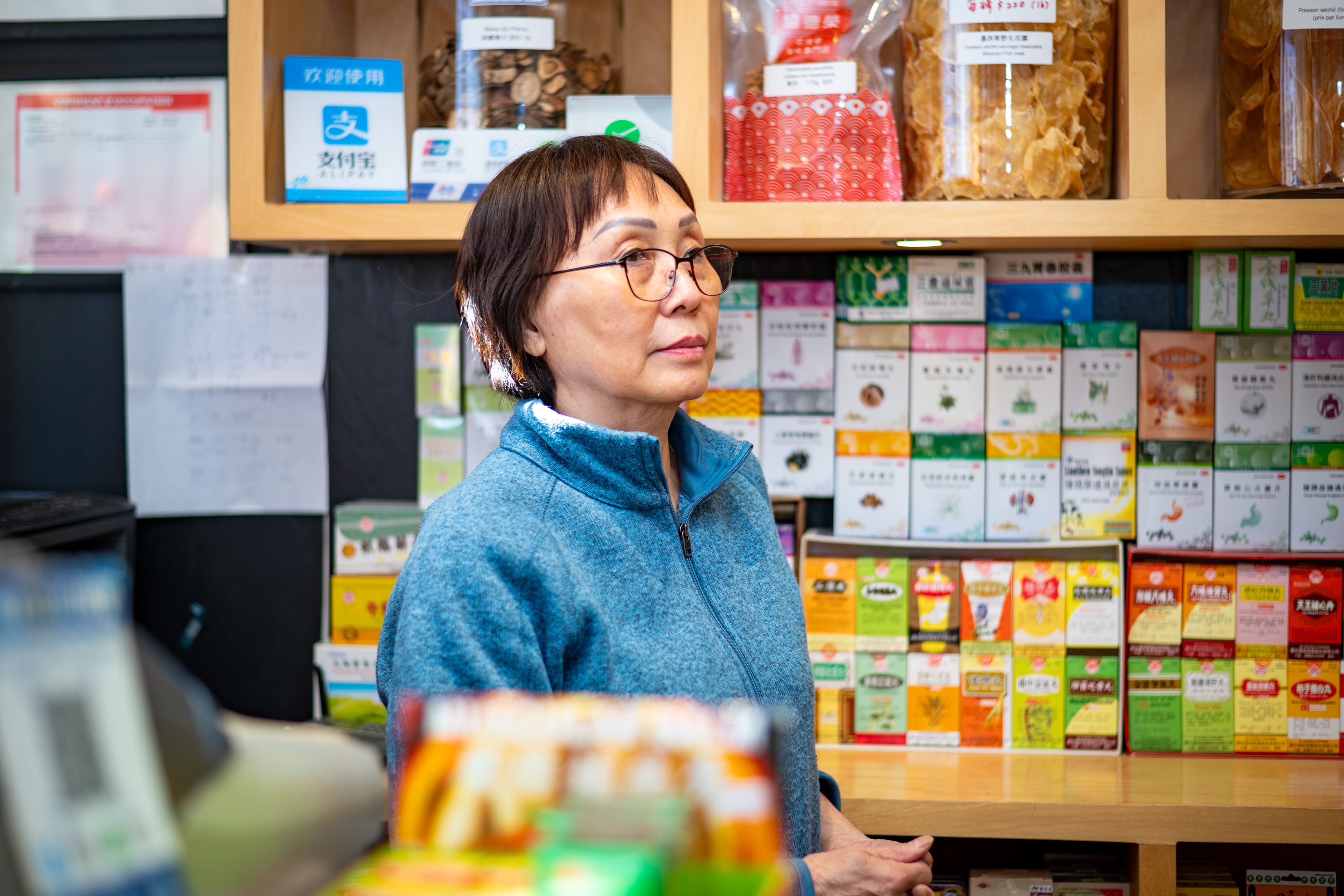 Kim Lien Phu à la caisse.  Kim Lien Phu at cash register  符金蓮在收銀櫃台