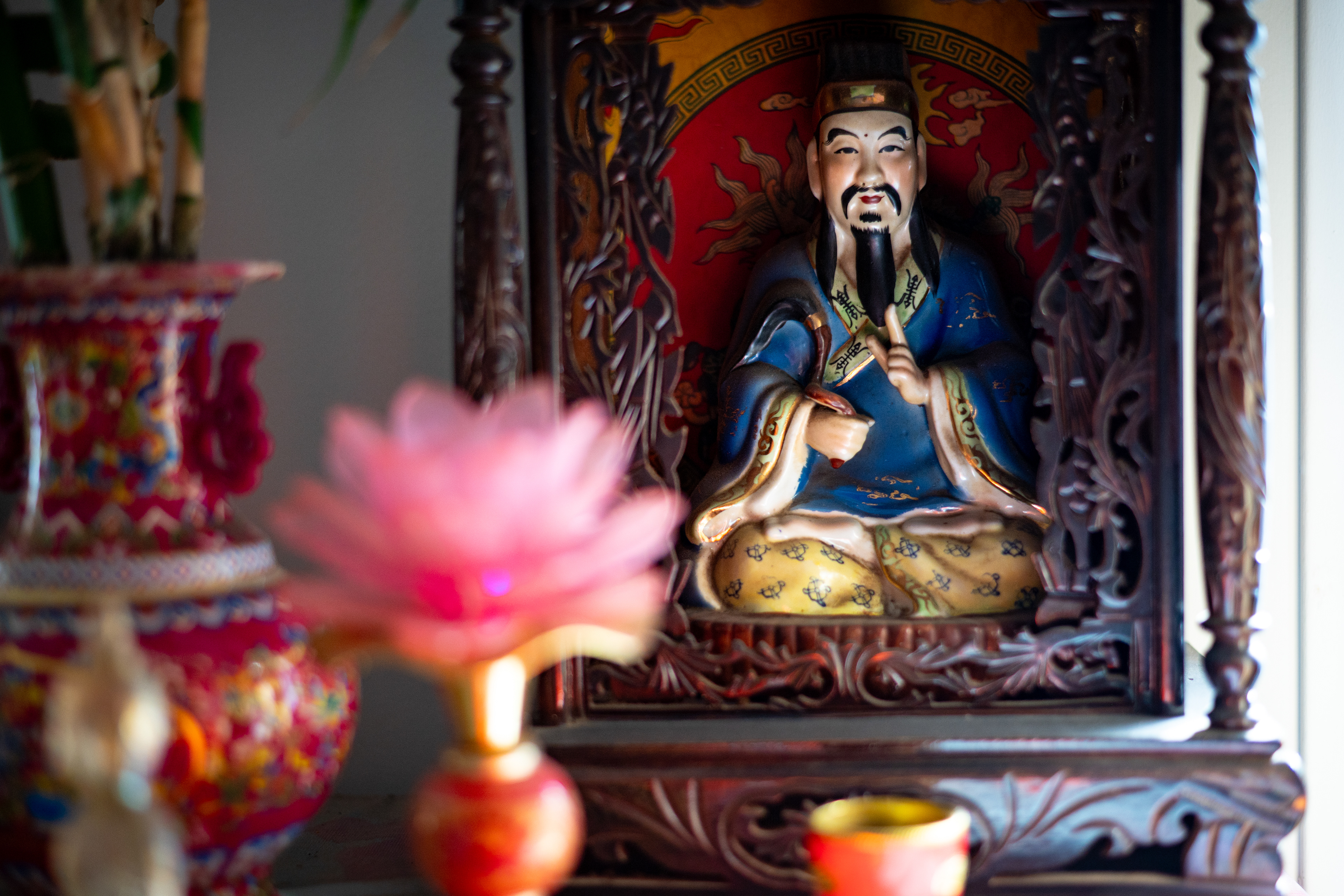 Autel dédié à un dieu chinois.  Shrine to Chinese God  中式神龕