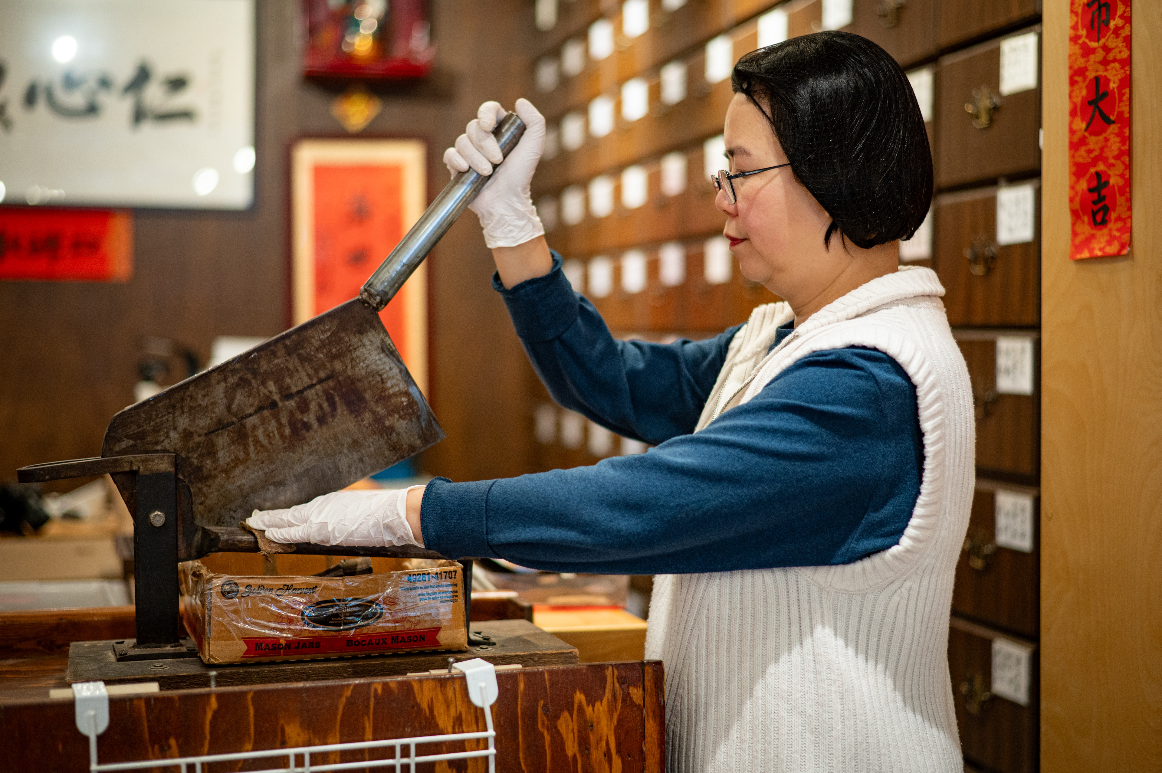 He Yu Shan coups des herbes.  He Yu Shan cuts herbs  何玉珊在切草藥